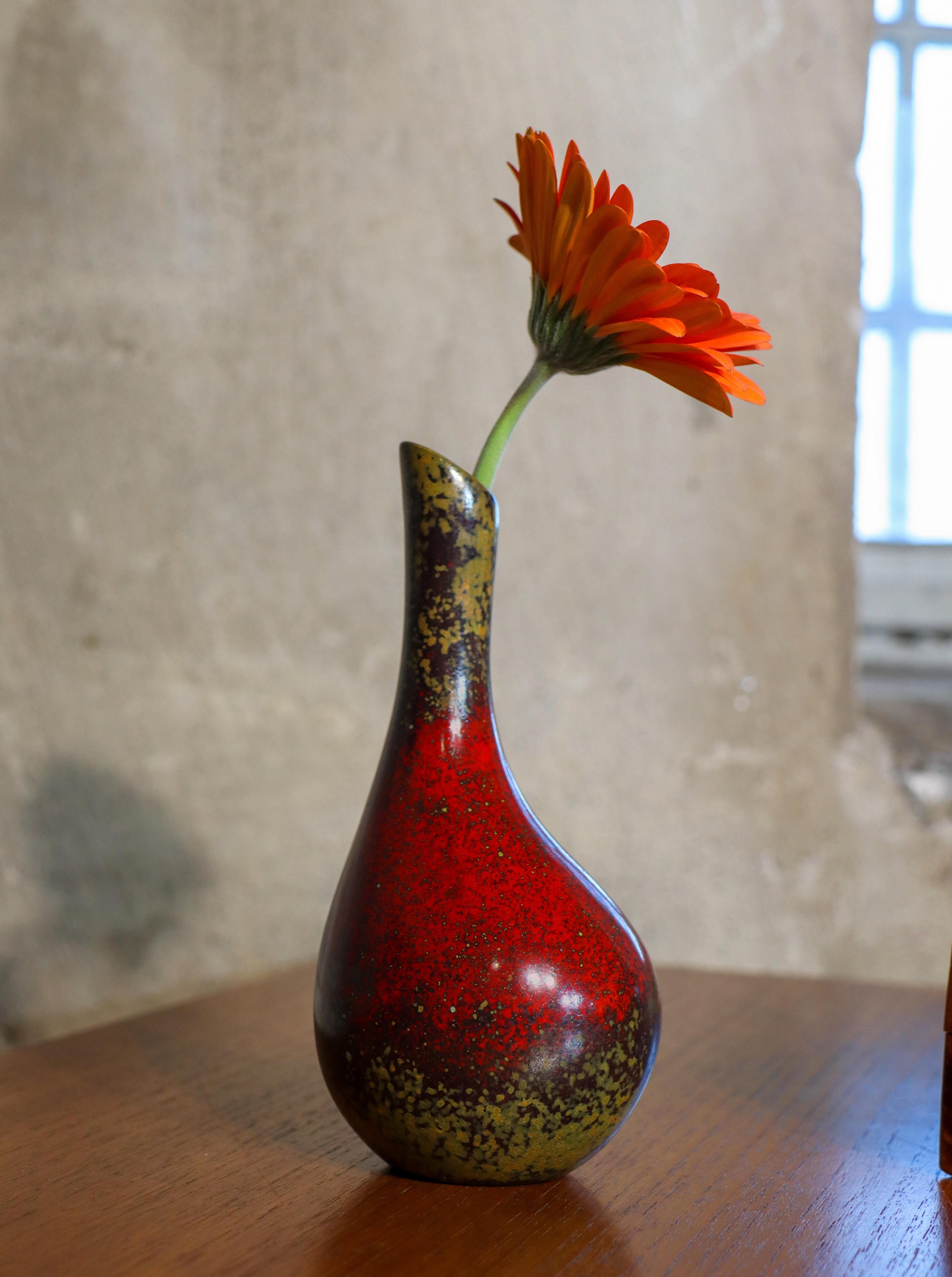 Hübsche rote Vase, Eathenware von Hans Hedberg, Biot, Frankreich im Angebot 3