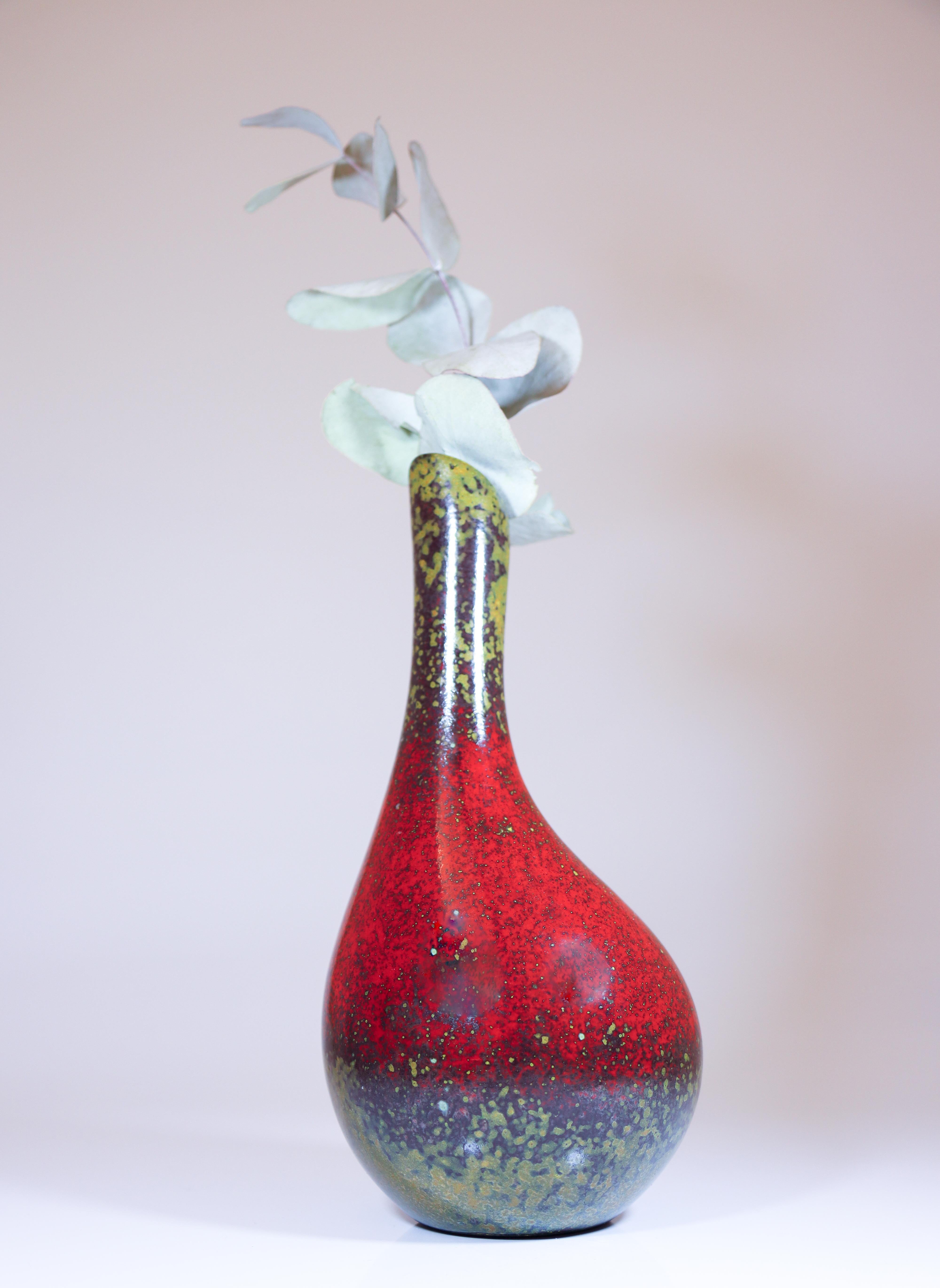 Eine schöne rote Vase, entworfen von Hans Hedberg in seinem Studio in Biot. Die Vase ist 18,5 cm (7,4