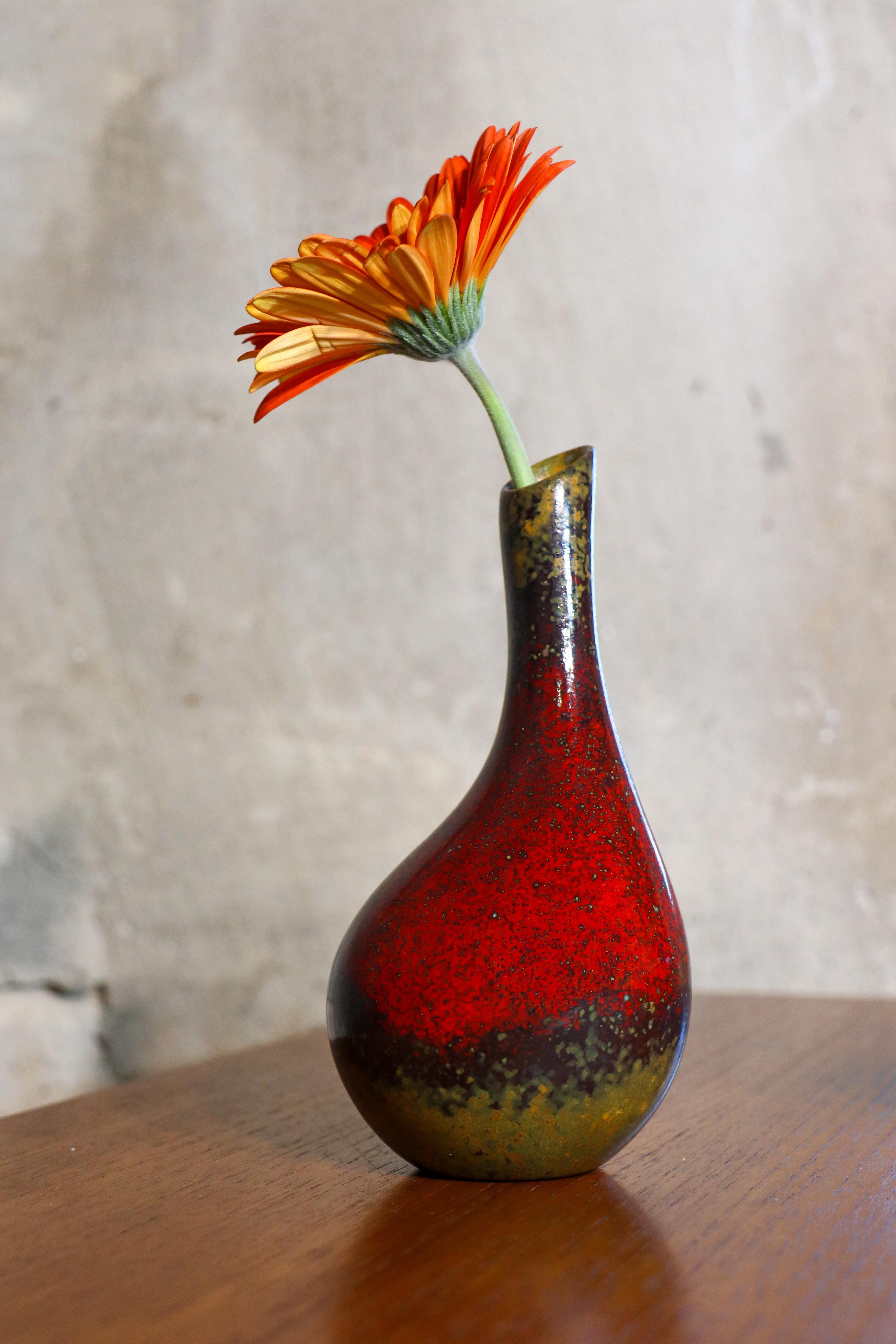 Eine schöne rote Vase, entworfen von Hans Hedberg in seinem Studio in Biot. Die Vase ist 18,5 cm (7,4
