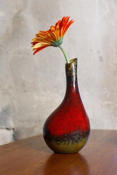 Hübsche rote Vase, Eathenware von Hans Hedberg, Biot, Frankreich