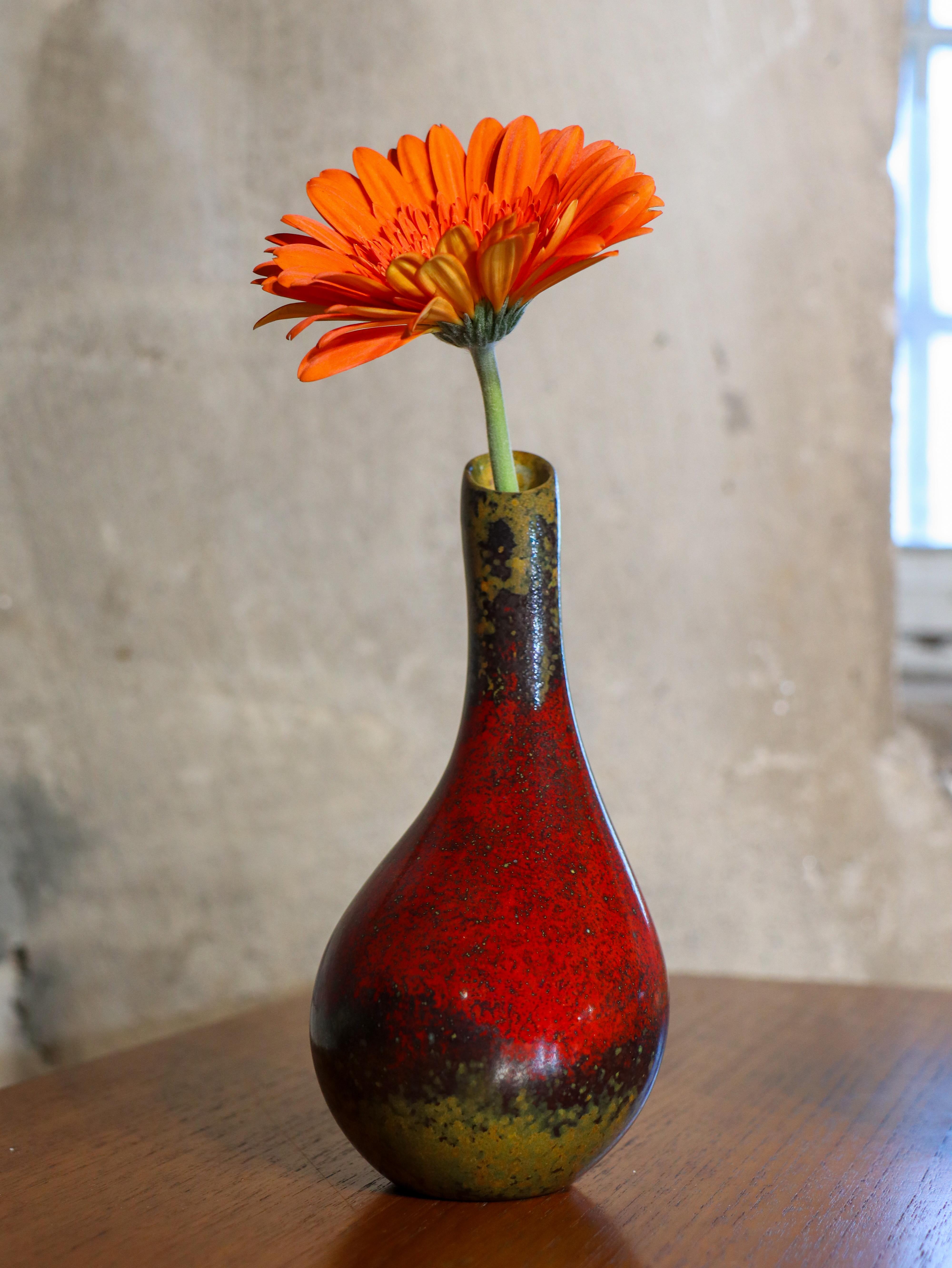 Hübsche rote Vase, Eathenware von Hans Hedberg, Biot, Frankreich (Skandinavische Moderne) im Angebot