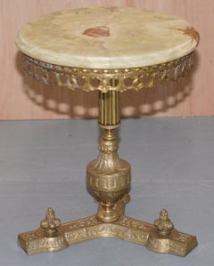 LOVELY REGENCY BRASS STYLE FRENCH BRASS AND ONYX ROUND SIDE END LAMP WiNE TABLE