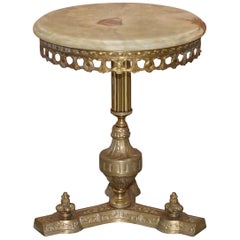 LOVELY REGENCY BRASS STYLE FRENCH BRASS AND ONYX ROUND SIDE END LAMP WiNE TABLE