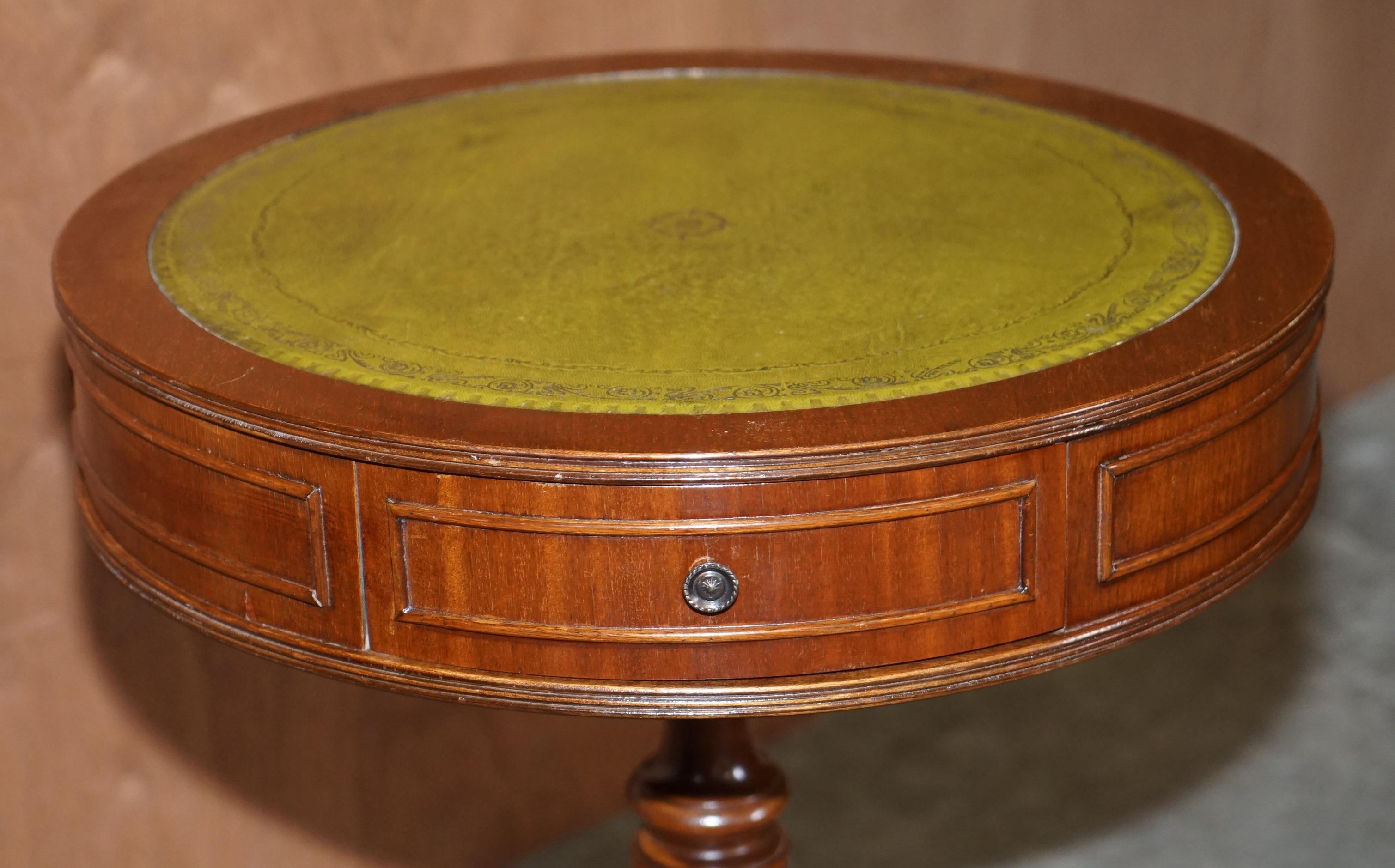 20ième siècle Ravissante table d'appoint Regency vintage à deux tiroirs en bois dur et cuir vert en vente