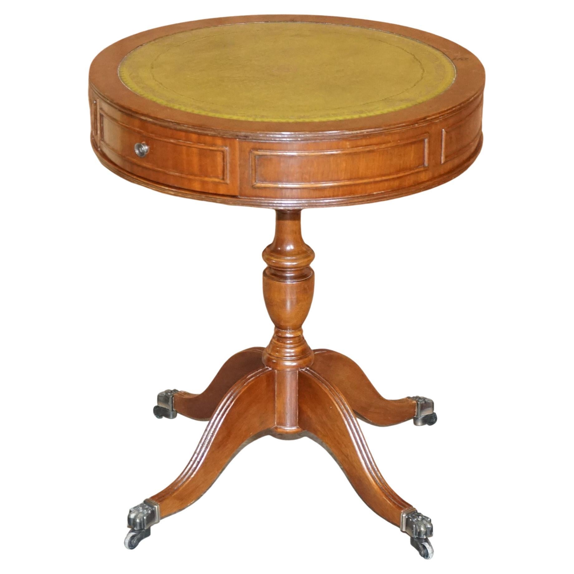 Ravissante table d'appoint Regency vintage à deux tiroirs en bois dur et cuir vert
