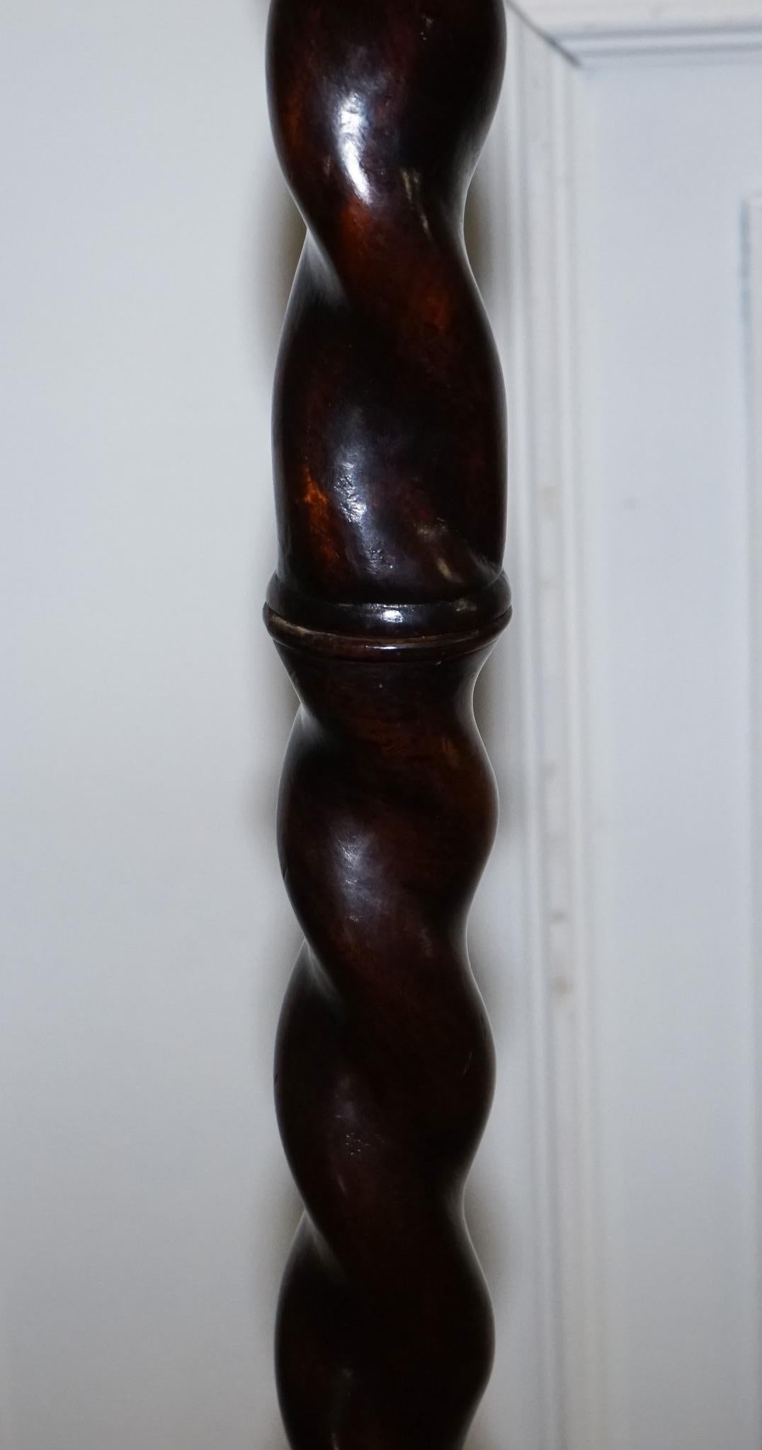 LOVELY RESTORED EDWARDIAN HARDWOOD BARLEY TWiST FLOOR LAMP In Good Condition For Sale In Pulborough, GB