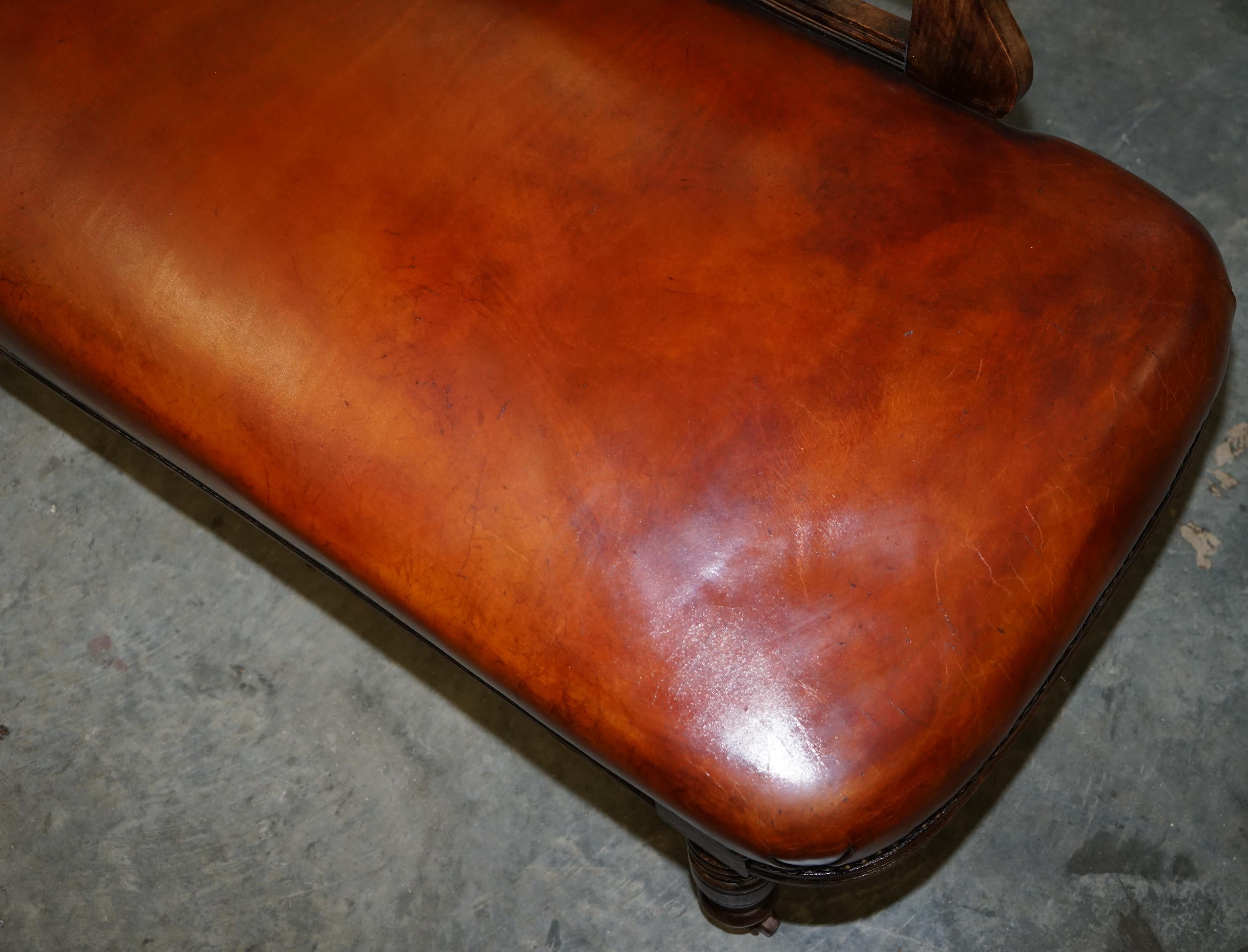 Lovely Restored Victorian Chesterfield Cigar Brown Leather Chaise Lounge Daybed For Sale 3