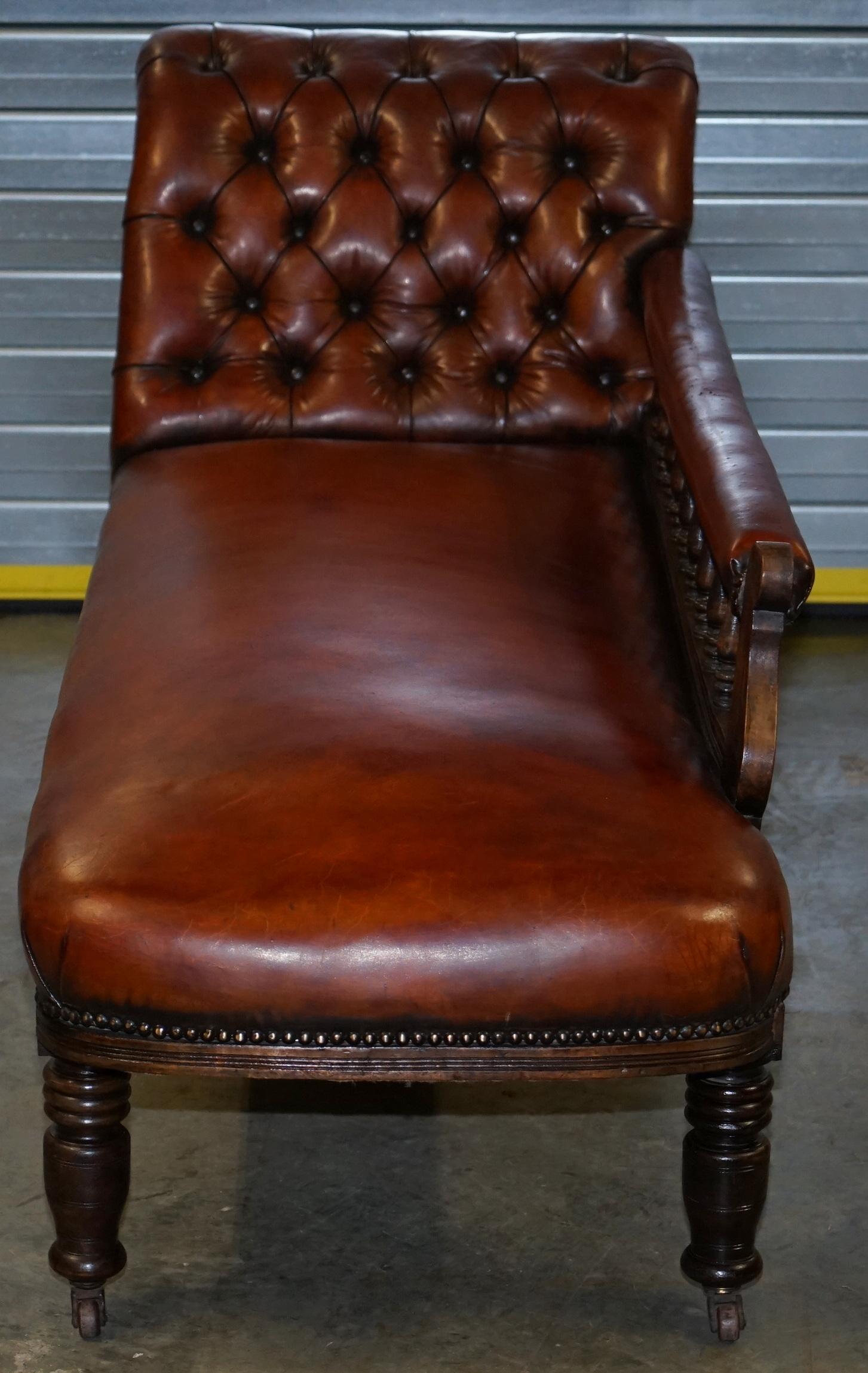 Lovely Restored Victorian Chesterfield Cigar Brown Leather Chaise Lounge Daybed For Sale 4