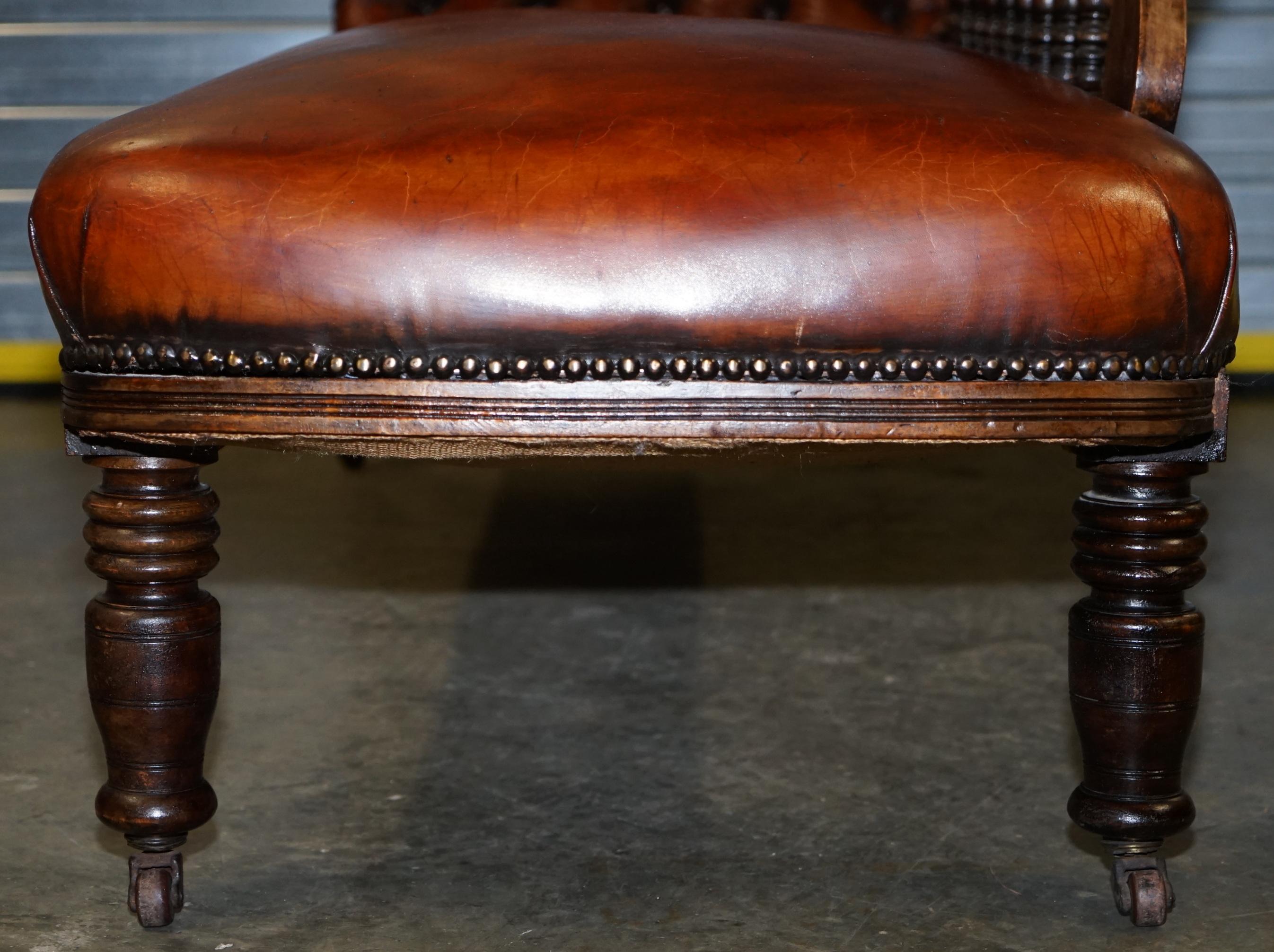 Lovely Restored Victorian Chesterfield Cigar Brown Leather Chaise Lounge Daybed For Sale 6