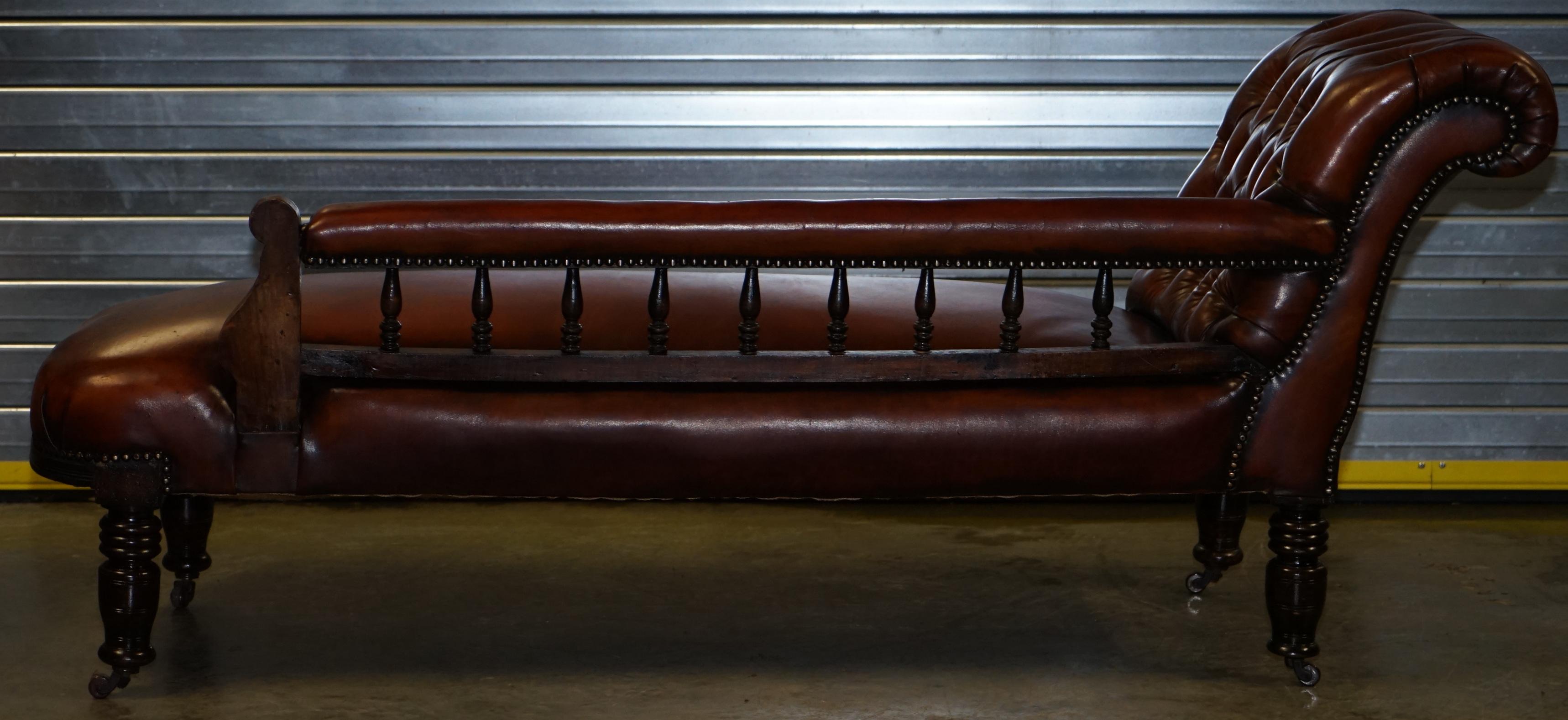 Lovely Restored Victorian Chesterfield Cigar Brown Leather Chaise Lounge Daybed For Sale 7