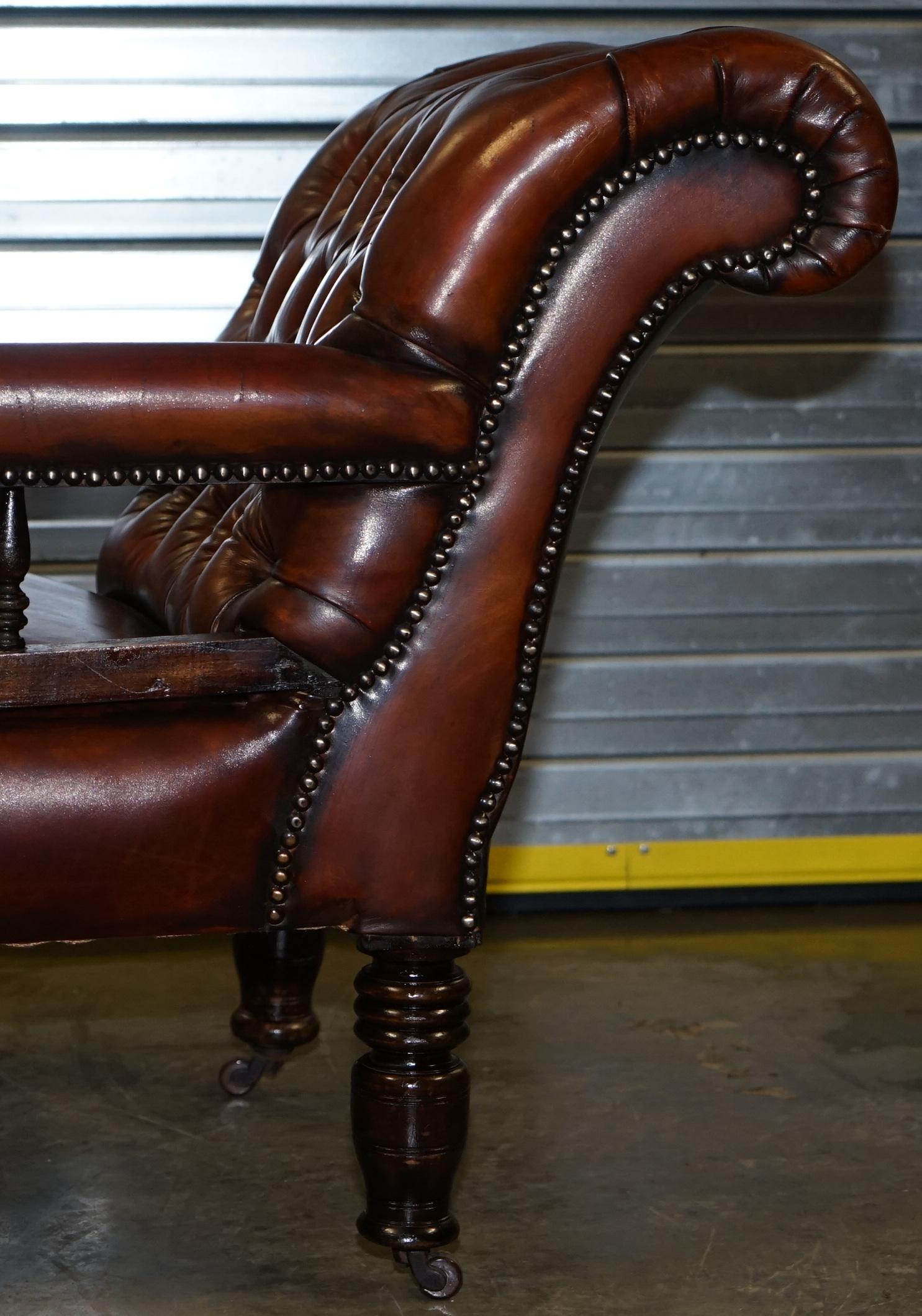 Lovely Restored Victorian Chesterfield Cigar Brown Leather Chaise Lounge Daybed For Sale 8