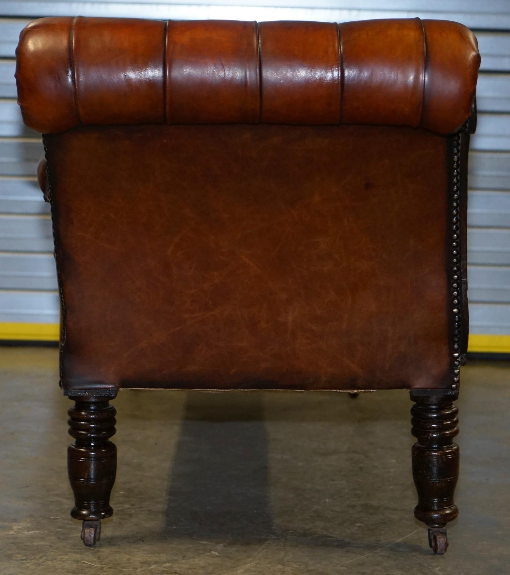 Lovely Restored Victorian Chesterfield Cigar Brown Leather Chaise Lounge Daybed For Sale 10