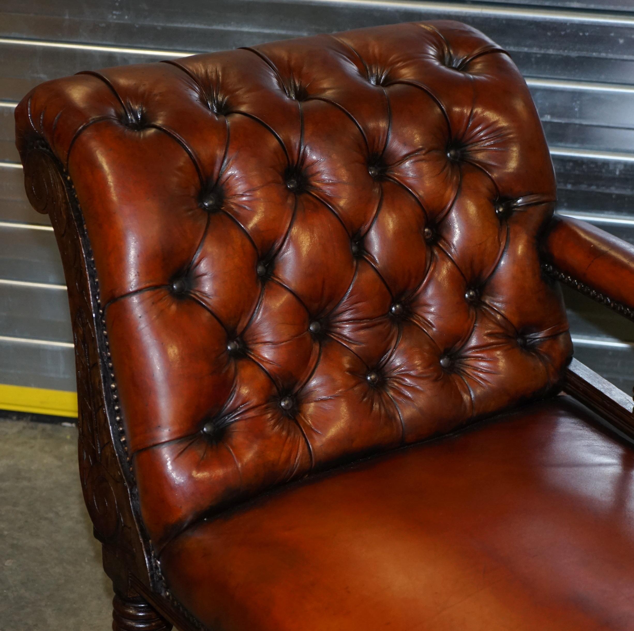 Nous sommes ravis d'offrir à la vente cette charmante chaise longue Chesterfield en cuir marron teint à la main, entièrement restaurée.

Une pièce très belle, bien faite et exceptionnellement confortable. Cette chaise a été entièrement restaurée,