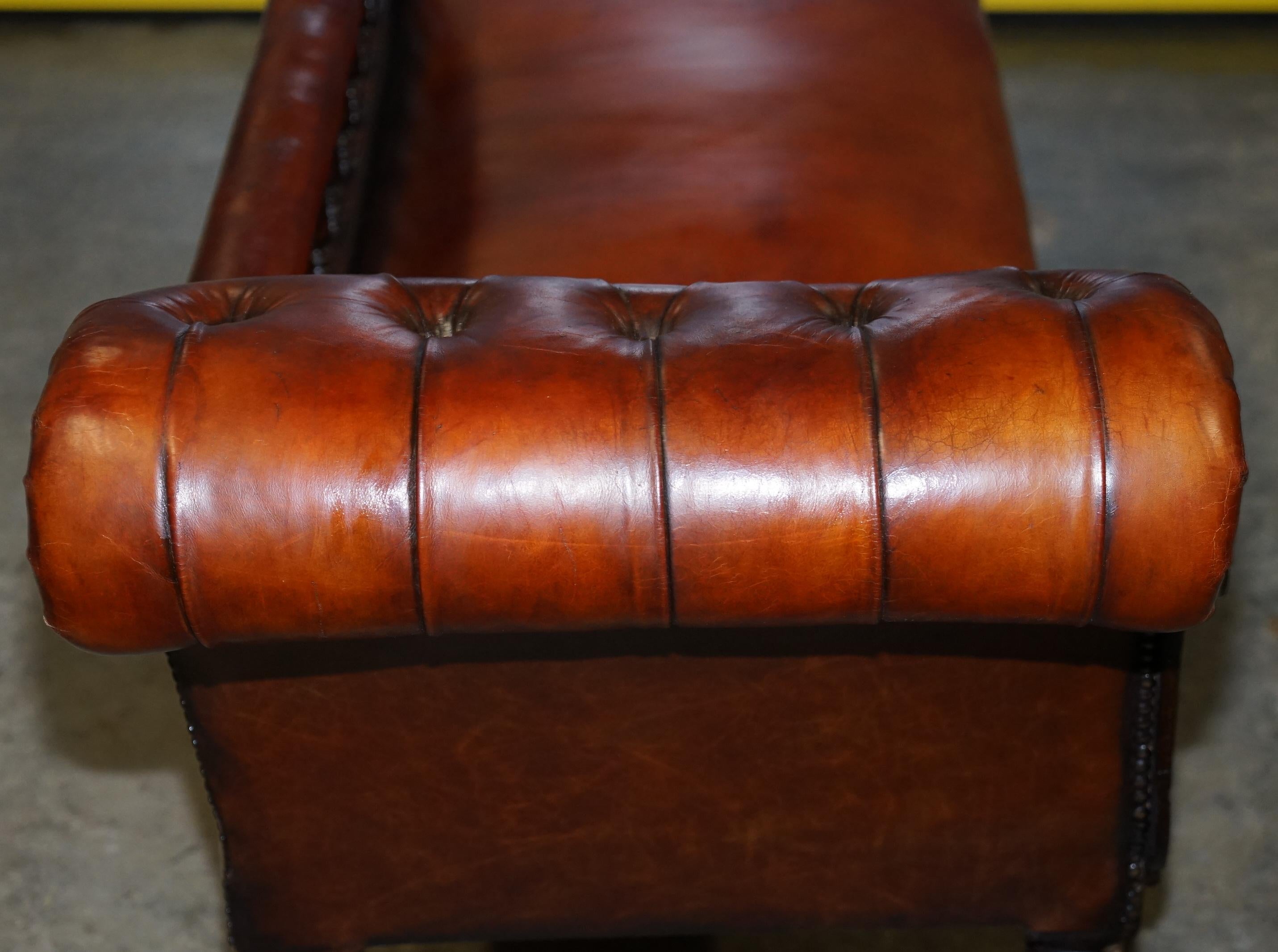 Lovely Restored Victorian Chesterfield Cigar Brown Leather Chaise Lounge Daybed For Sale 12