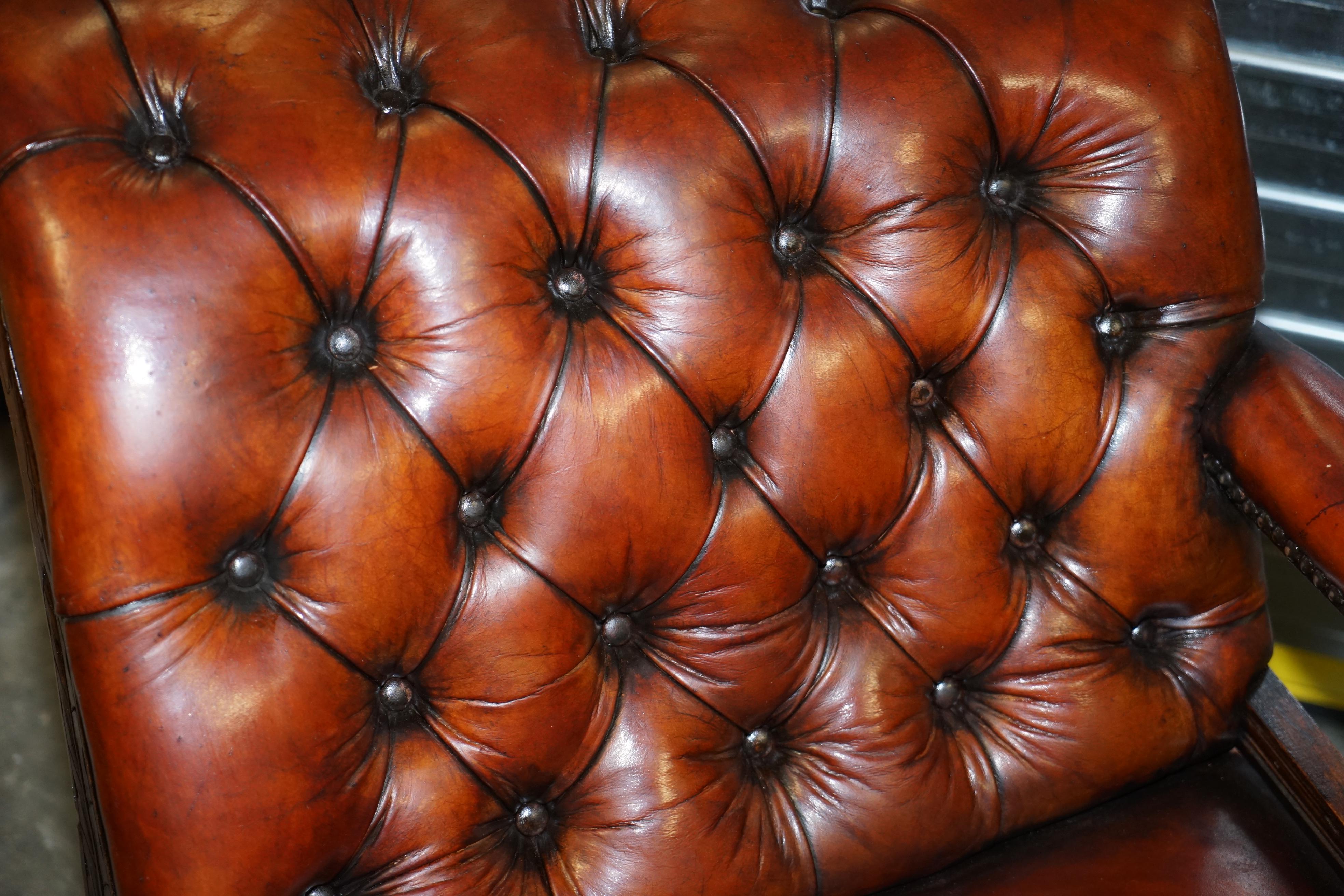 Victorien Magnifique lit de repos Chesterfield en cuir brun cigaré restauré en vente
