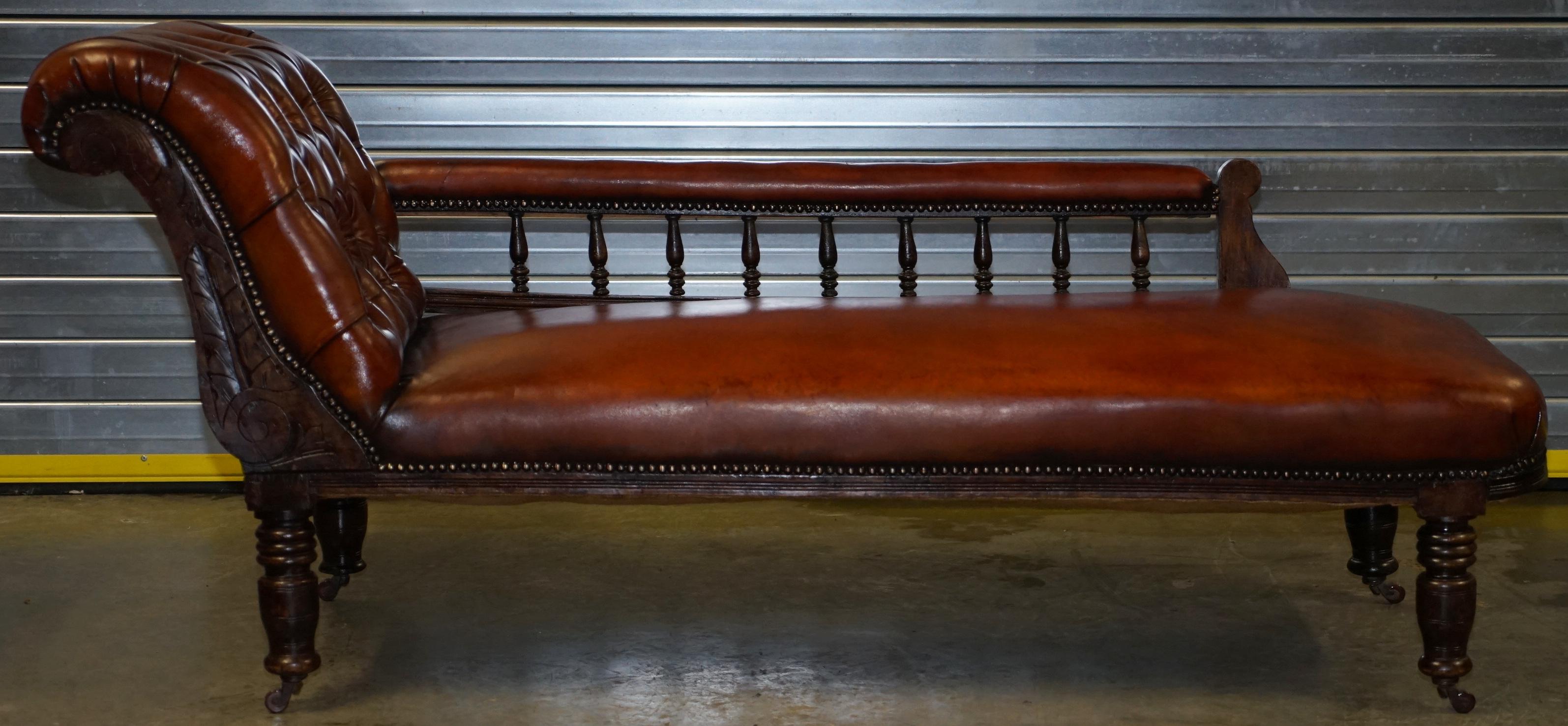 Lovely restauriert viktorianischen Chesterfield Zigarre Brown Leder Chaise Lounge Daybed (Viktorianisch) im Angebot