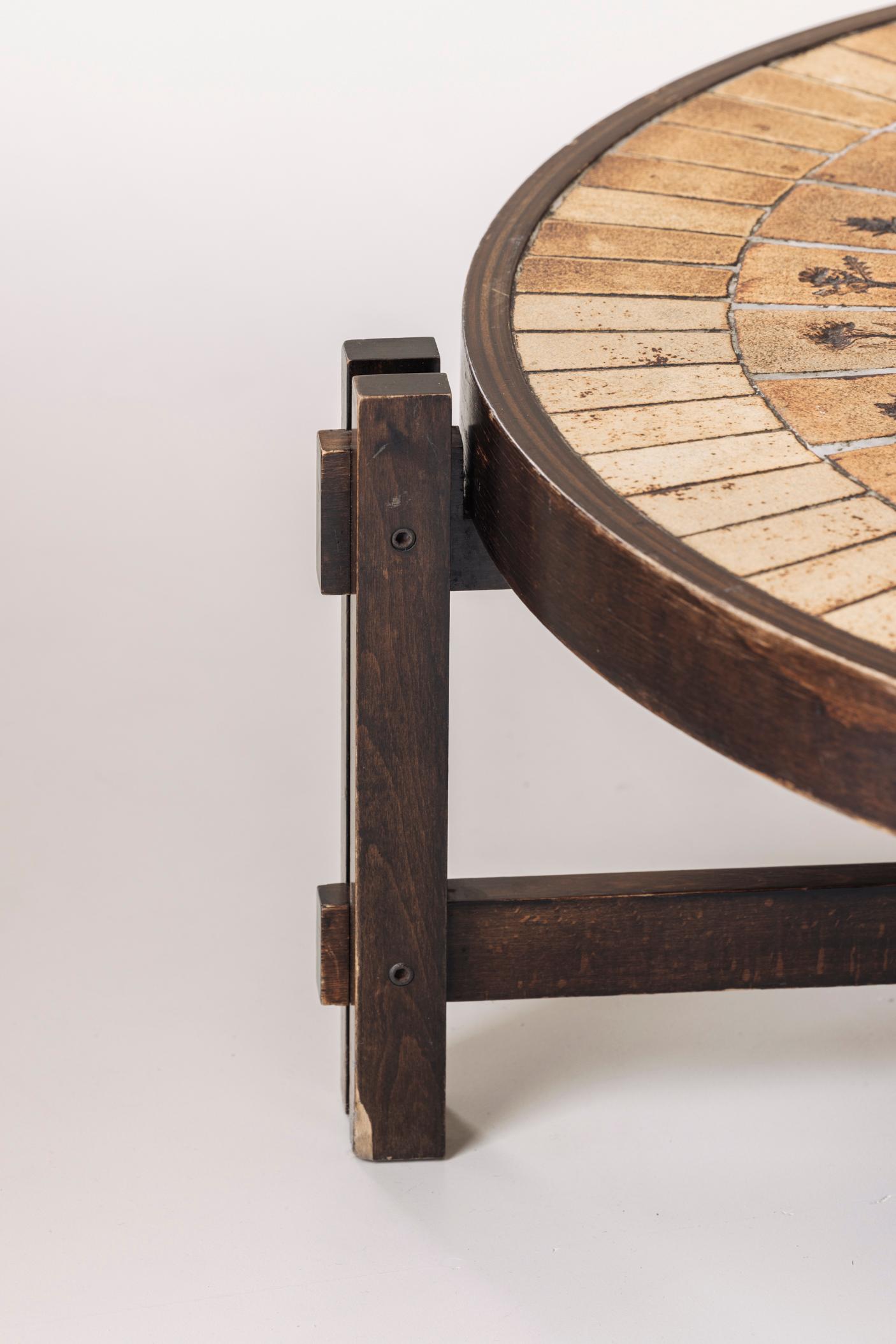 Lovely round coffee table by Roger Capron, France 1960s. In Good Condition In Antwerp, BE