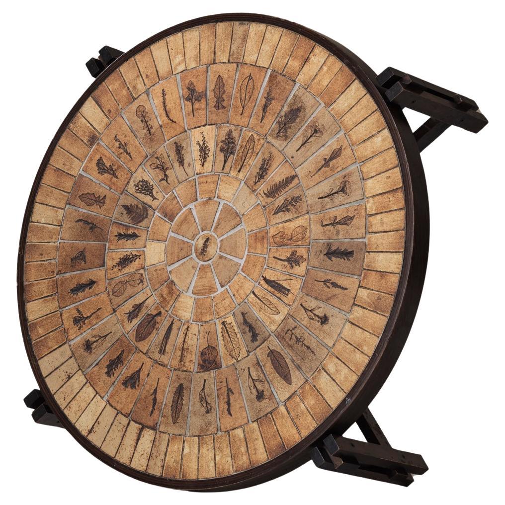 Jolie table basse ronde de Roger Capron, France, années 1960.