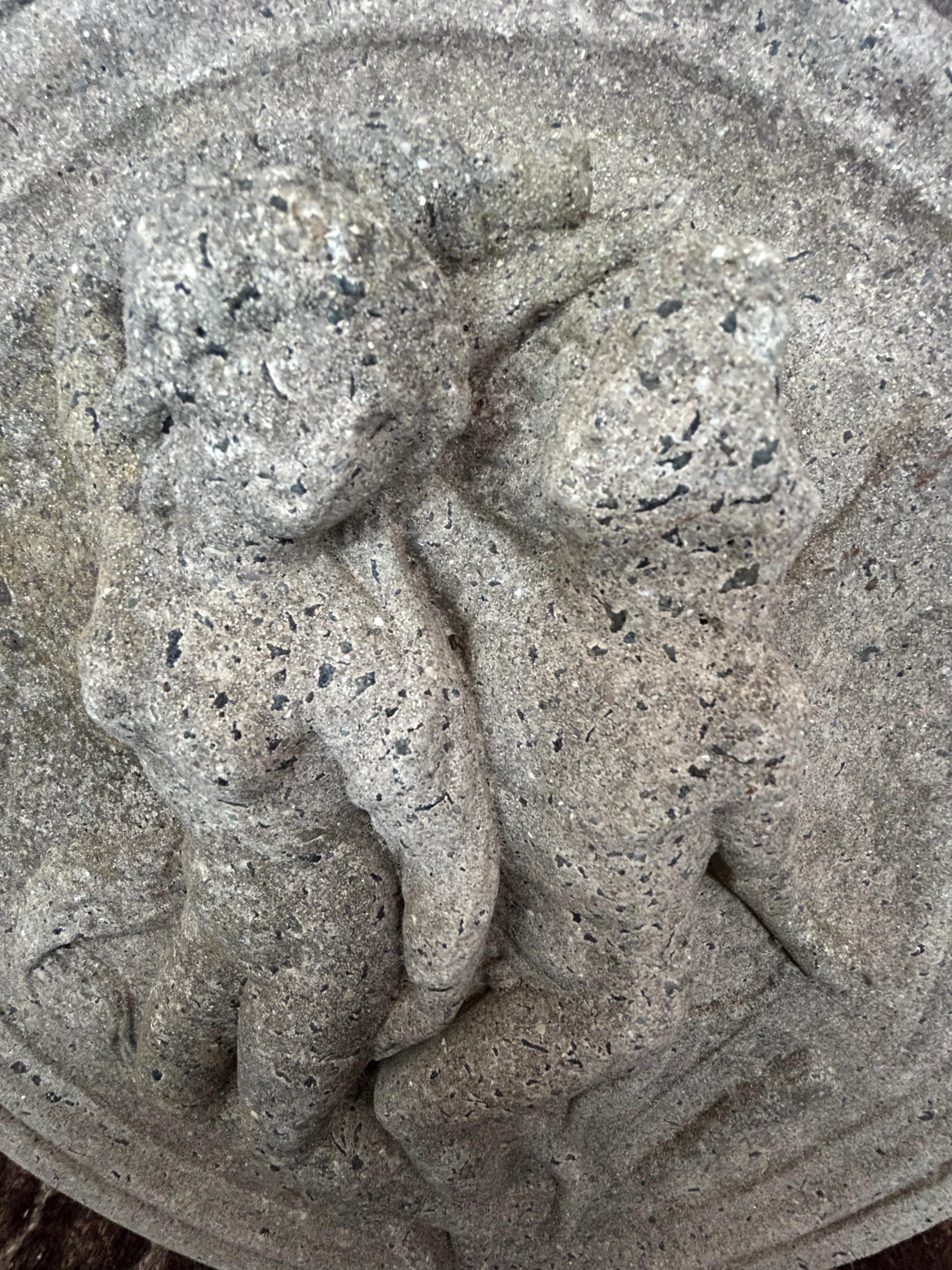 Charmante sculpture murale ronde et romantique représentant deux amoureux dans une magnifique pose gestuelle.