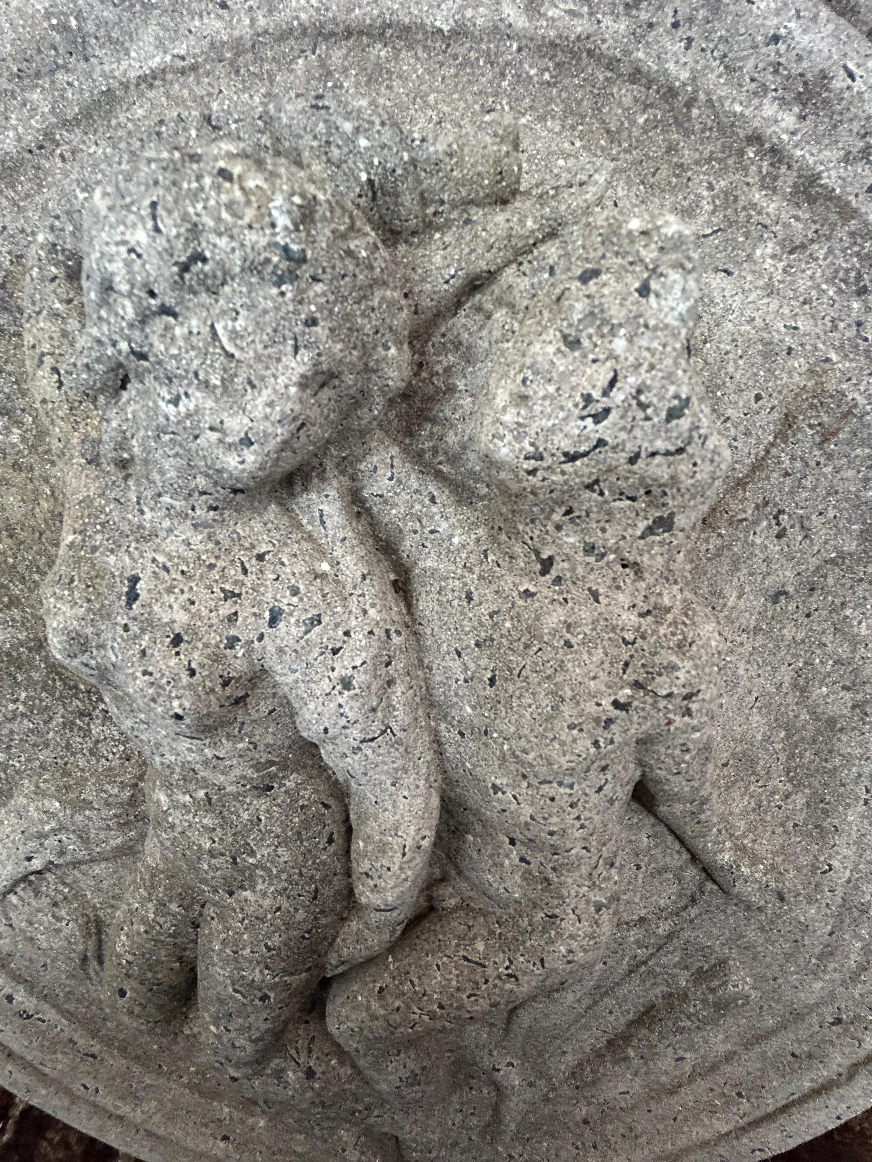 Néoclassique Jolie sculpture murale ronde en béton de jardin en relief figuratif