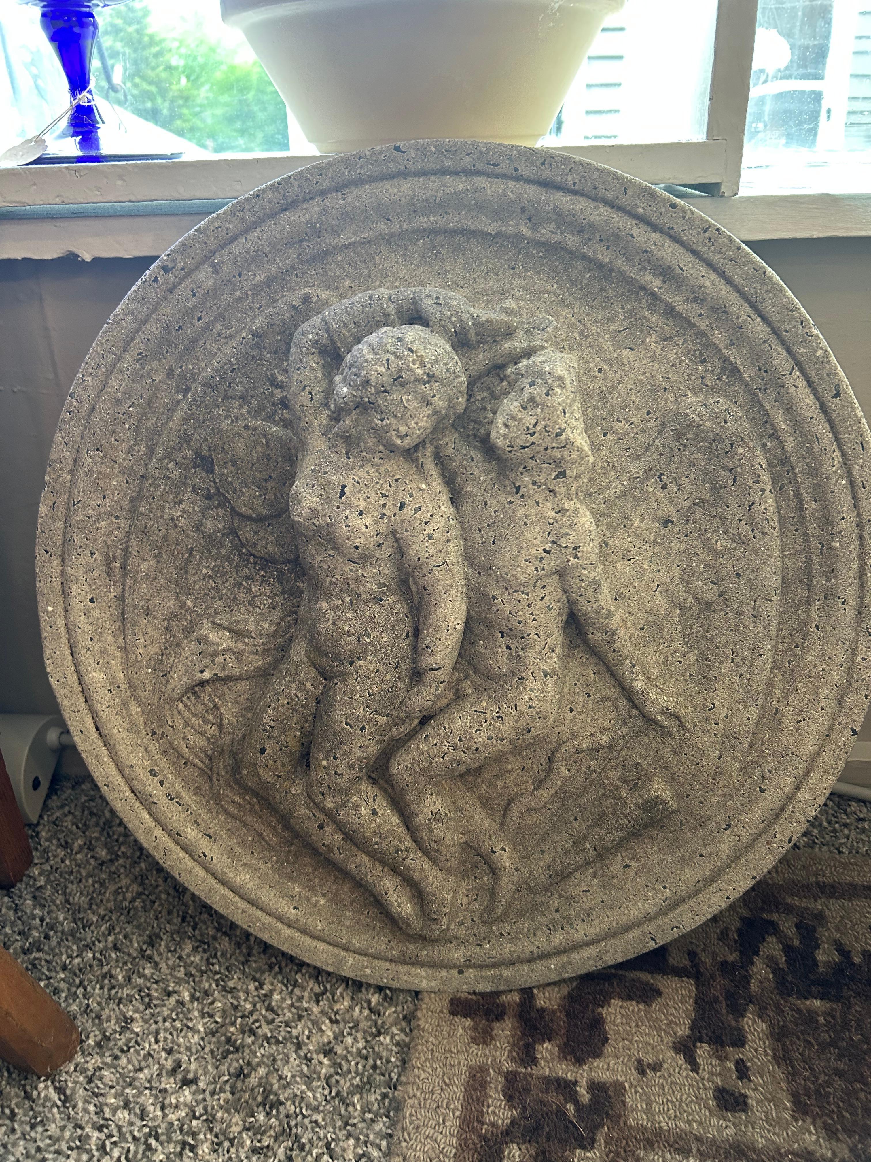 Fin du 20e siècle Jolie sculpture murale ronde en béton de jardin en relief figuratif
