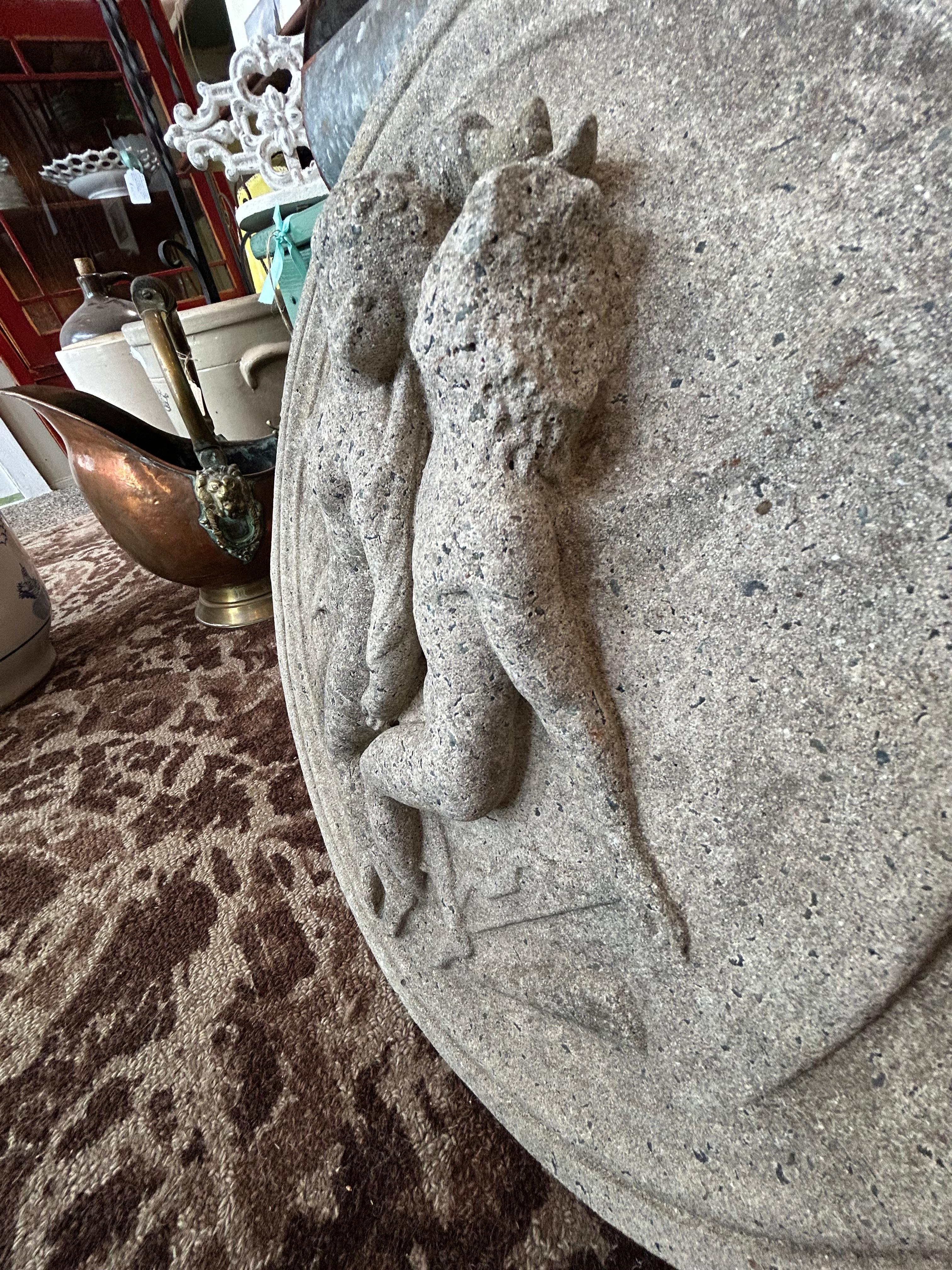 Jolie sculpture murale ronde en béton de jardin en relief figuratif 1