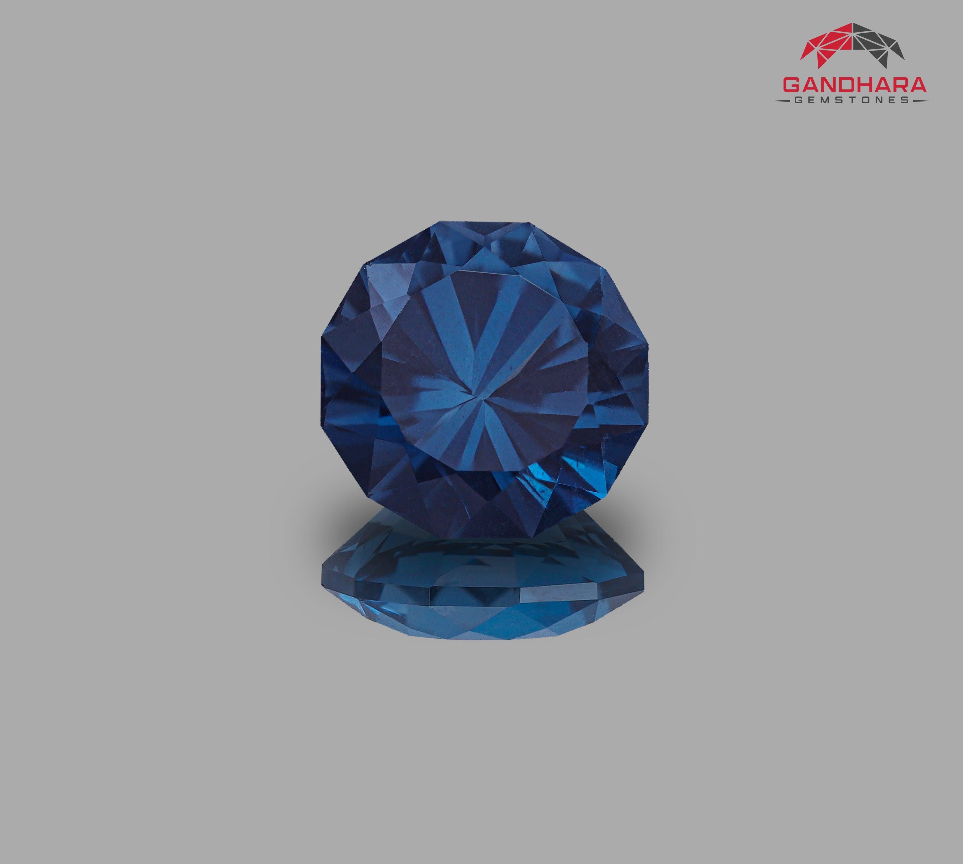 L'incantevole Topazio Blu di Londra con taglio rotondo di 3,685 carati, proveniente dal Madagascar, ha un taglio meraviglioso di forma rotonda e un incredibile colore blu. Grande genialità. Questo gioiello è totalmente pulito da Loupe.