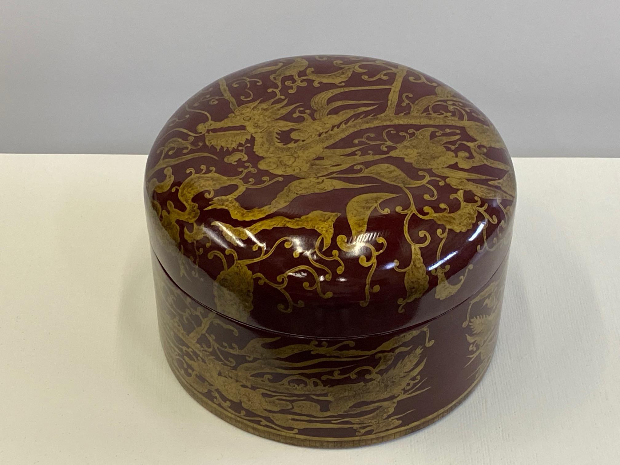 Lovely Round Lidded Maitland Smith Red Lacquer & Giltwood Box For Sale 4