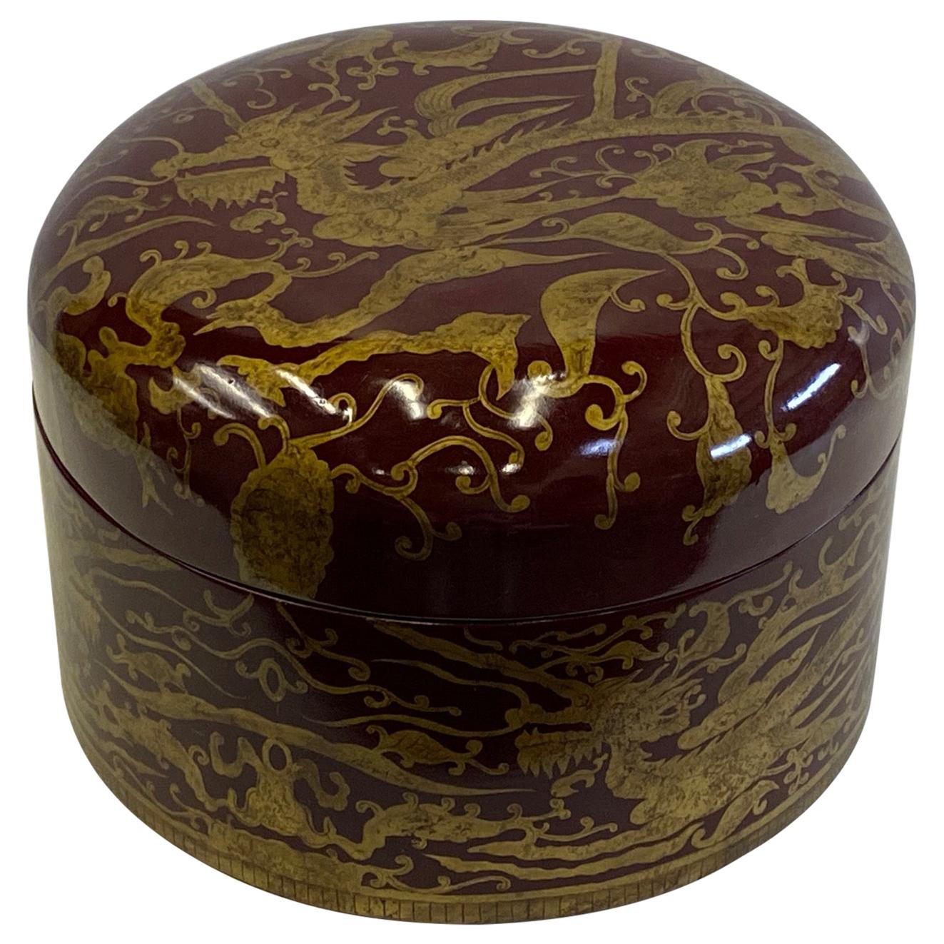Ravissante boîte ronde à couvercle Maitland Smith en laque rouge et bois doré en vente