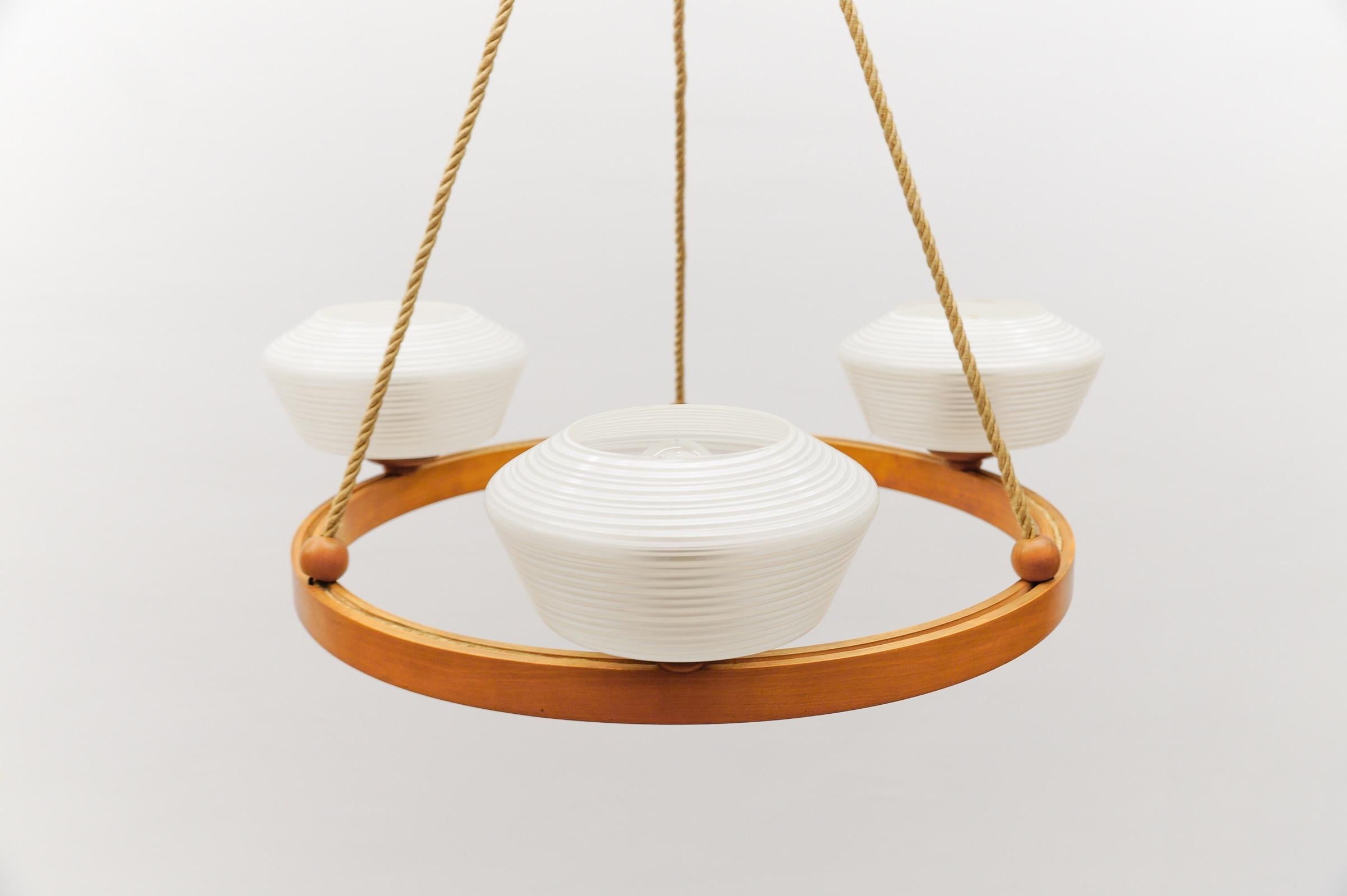 Graziosa lampada da soffitto rotonda in compensato The Modern Scandinavian, metà del secolo scorso, 1950 in vendita 4