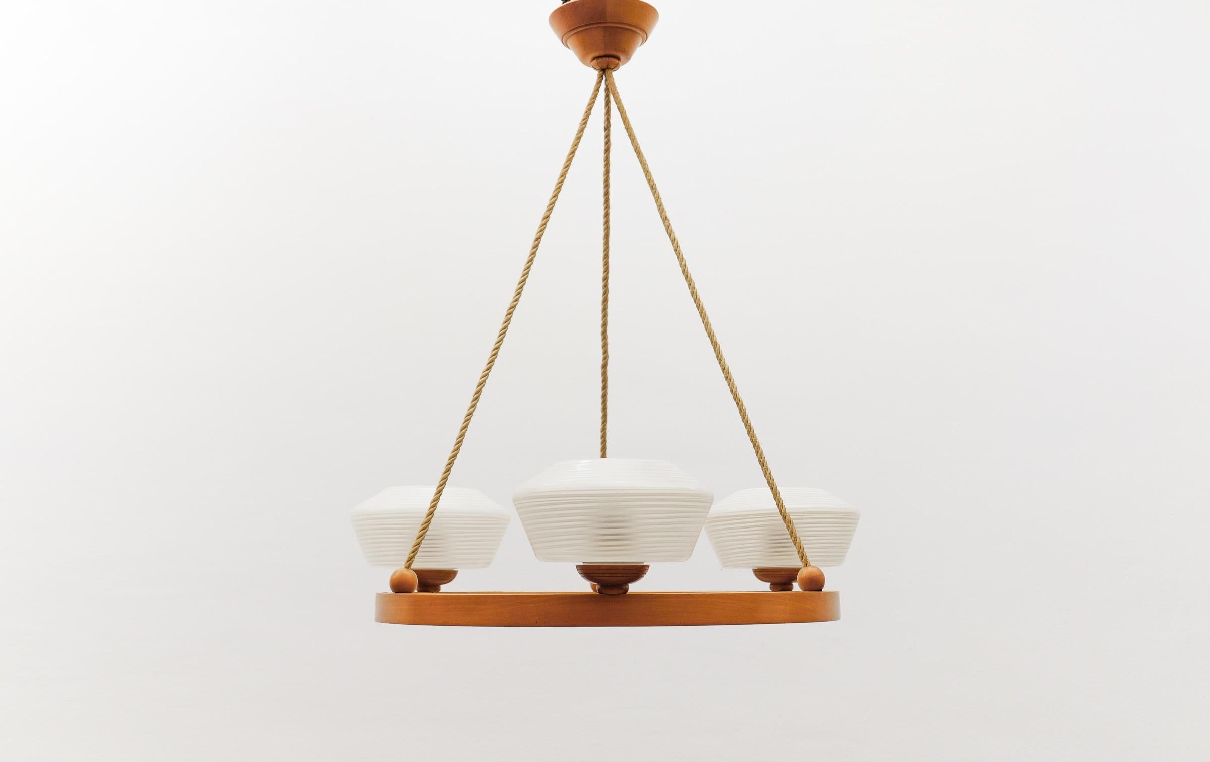 Lampada da soffitto rotonda in compensato The Modern Scandinavian, anni '50


La lampada a sospensione è dotata di 3 portalampada a vite E27 / E26 Edison, è cablata e funzionante. Funziona sia a 110 che a 230 Volt. Consegna senza lampadina.

Le