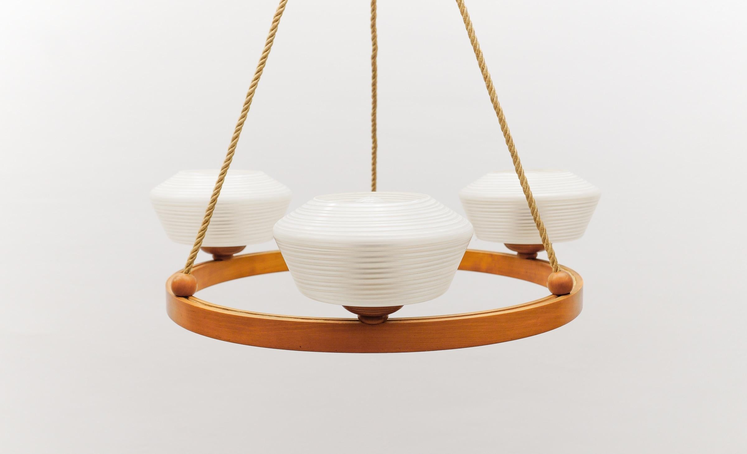 Compensato Graziosa lampada da soffitto rotonda in compensato The Modern Scandinavian, metà del secolo scorso, 1950 in vendita