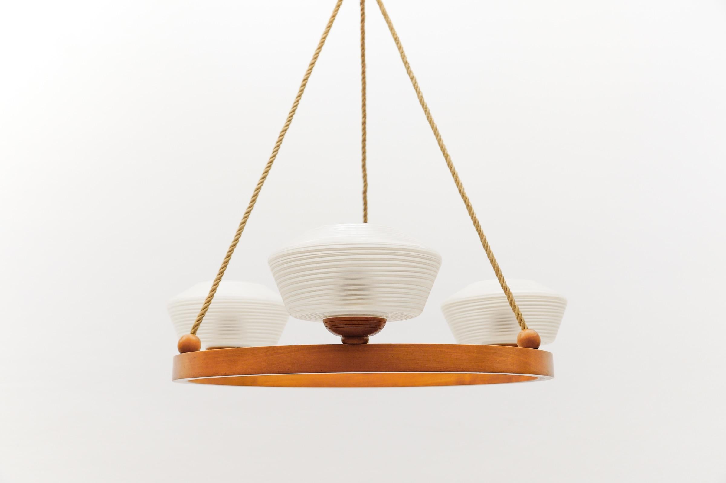 Graziosa lampada da soffitto rotonda in compensato The Modern Scandinavian, metà del secolo scorso, 1950 in vendita 1
