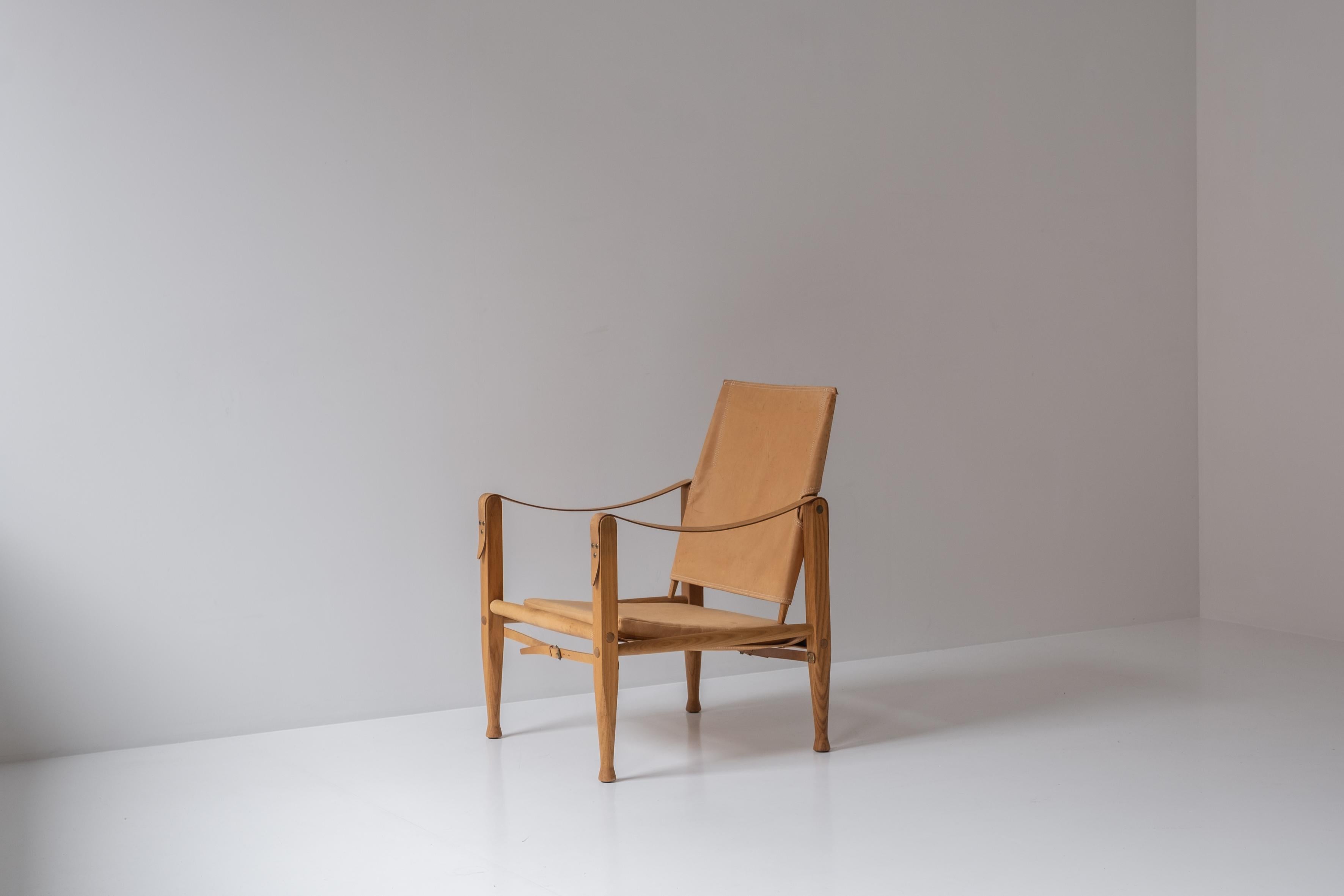 Lovely ‘Safari’ easy chair by Kaare Klint for Rud Rasmussen, Denmark 1950’s. This chair features a frame made out of oak and the original cognac leather seat and back with leather straps. Superp authentic condition.