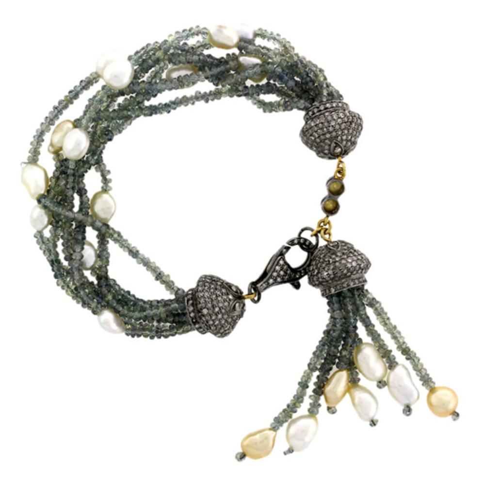 Artisan Ravissant bracelet en or 18 carats orné de perles et de saphirs avec diamants en vente