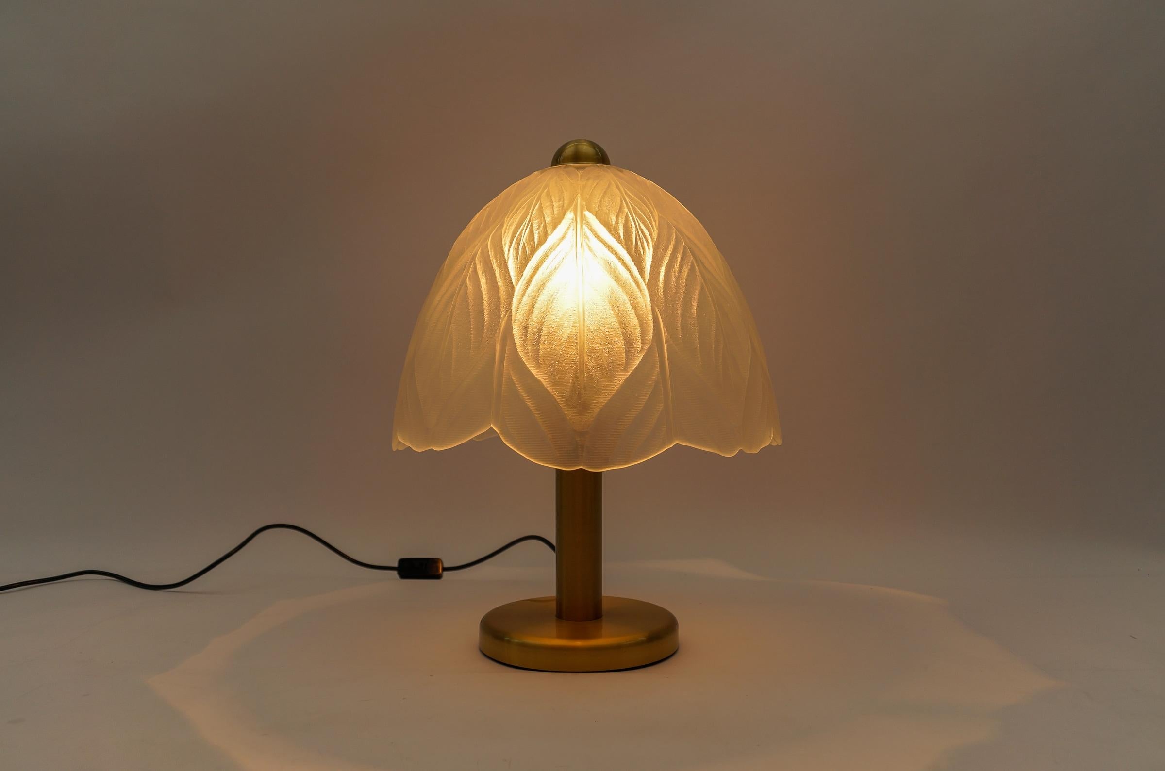 Lovely Satin Glass Table Lamp by Peill & Putzler, 1960s In Good Condition For Sale In Nürnberg, Bayern