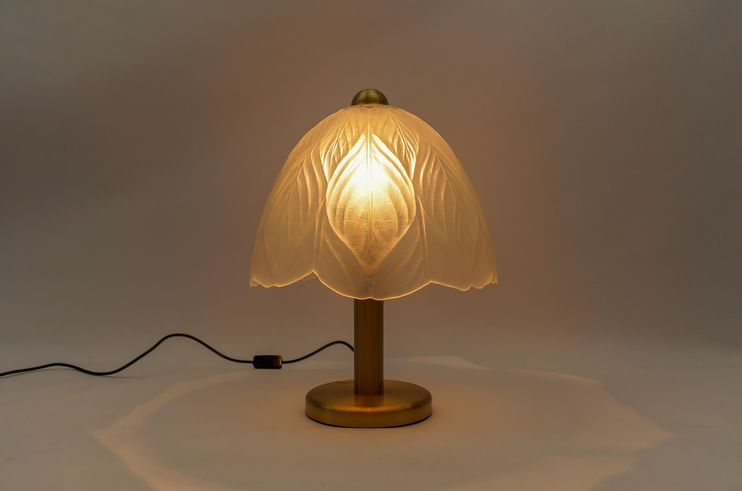 Lampada da tavolo in vetro satinato di Peill & Putzler, anni '60 In condizioni buone in vendita a Nürnberg, Bayern