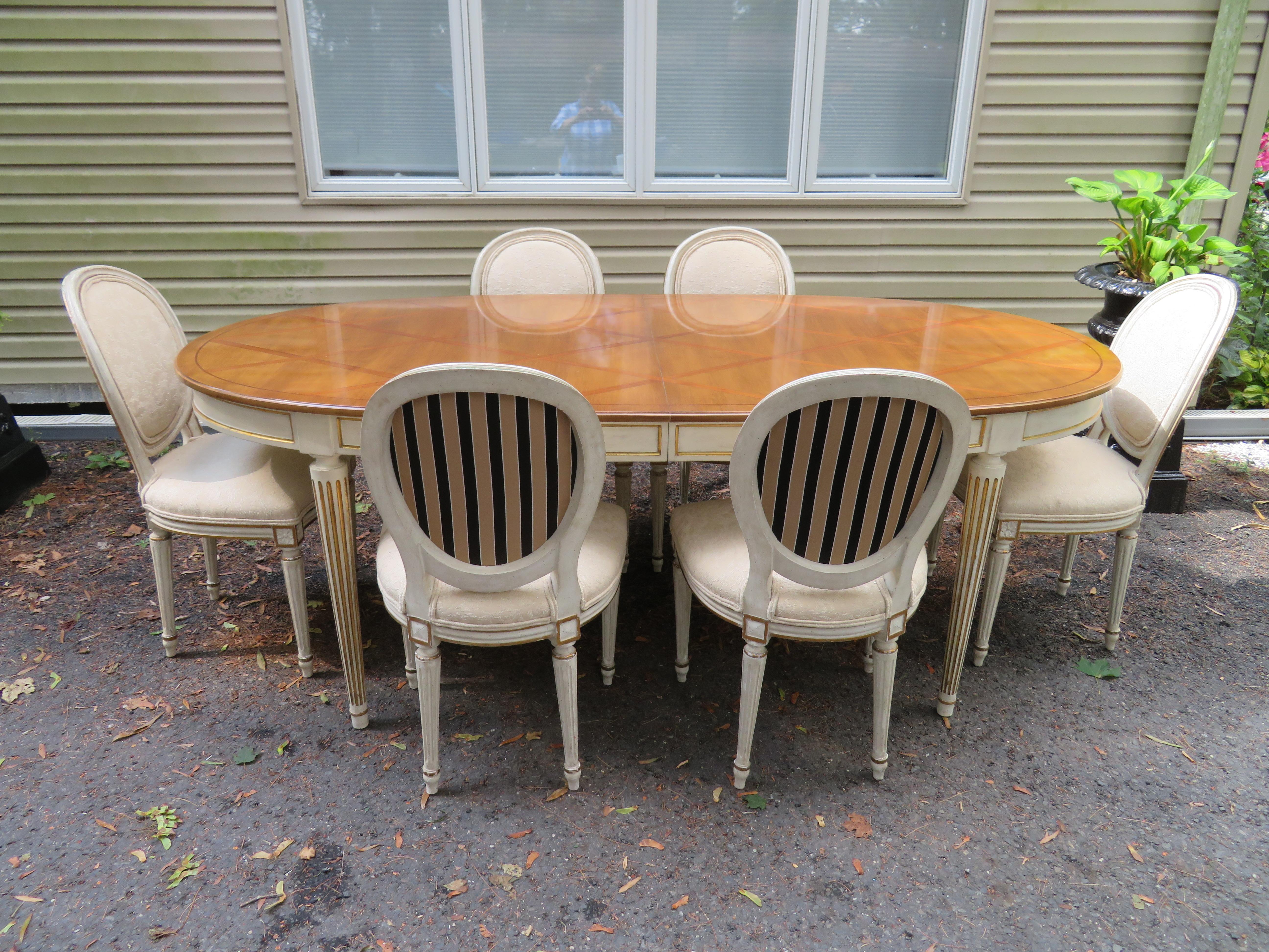 Magnifique ensemble de 8 chaises de salle à manger Dorothy Draper de style Hollywood Regency à pieds cannelés en vente 5