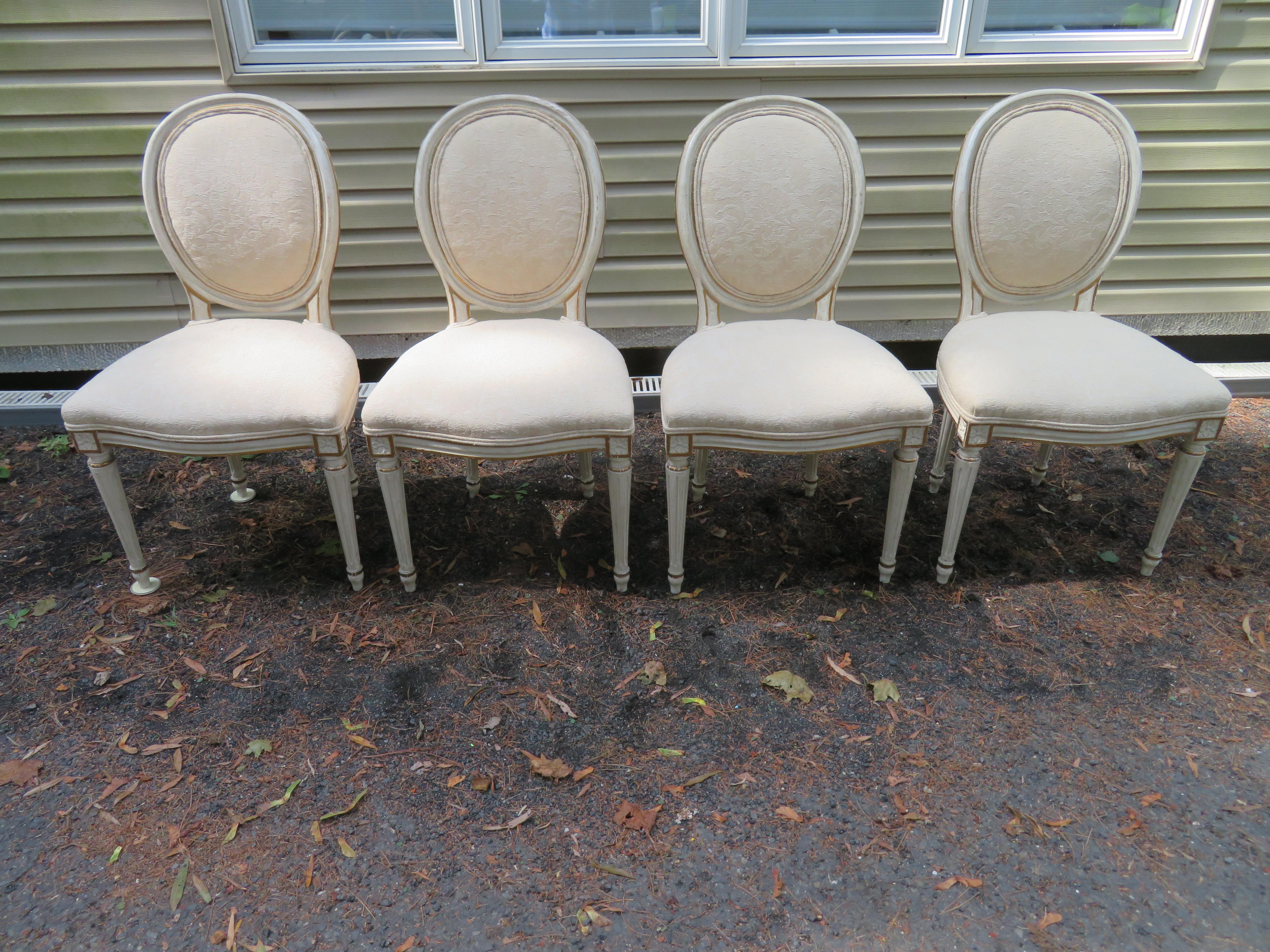 Joli ensemble de 8 chaises à manger à pieds cannelés de style Dorothy Draper. Cet ensemble est dans un état vintage merveilleux - nous adorons la tapisserie avec le tissu rayé contrastant sur les dos.