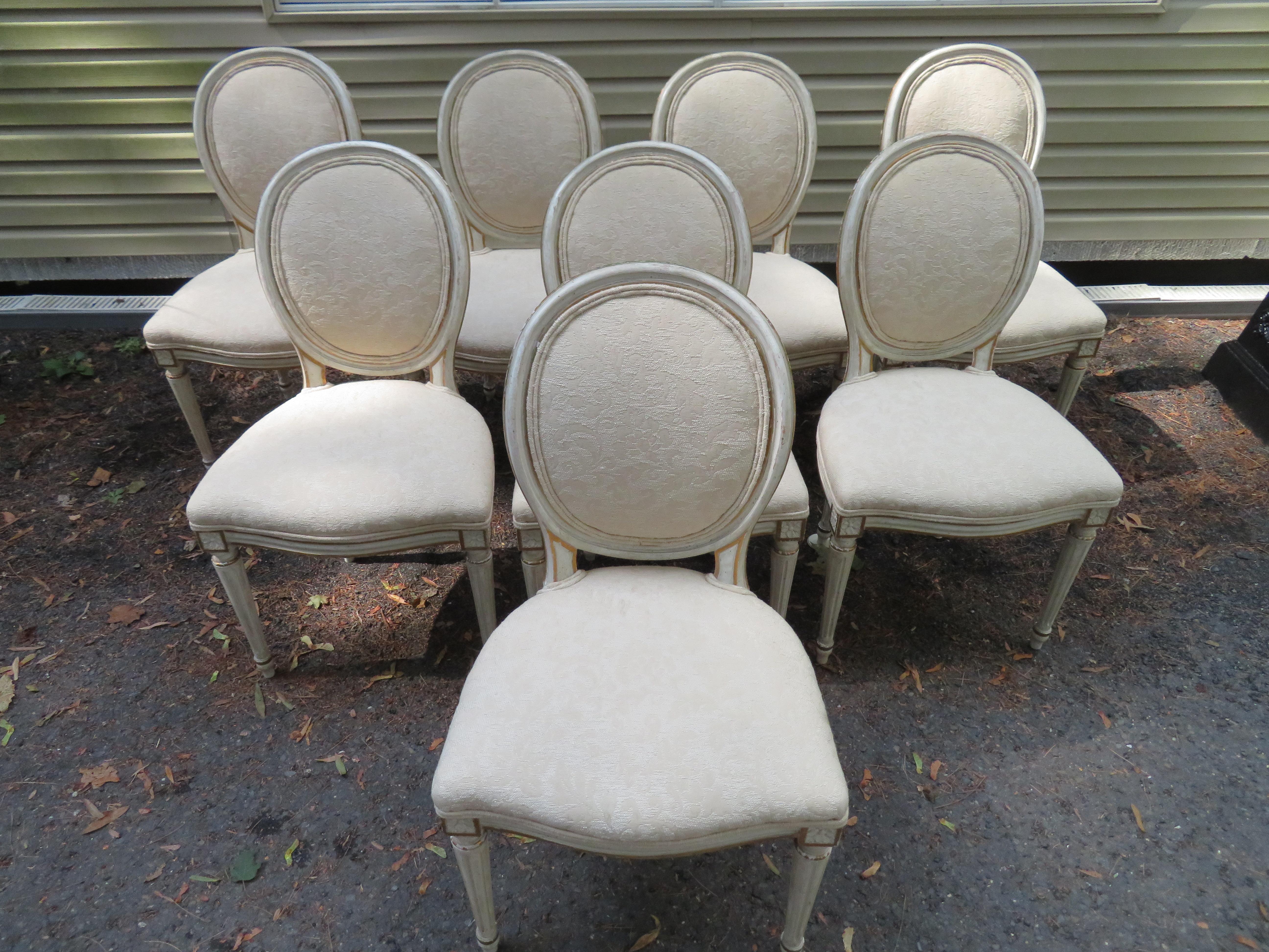 Américain Magnifique ensemble de 8 chaises de salle à manger Dorothy Draper de style Hollywood Regency à pieds cannelés en vente