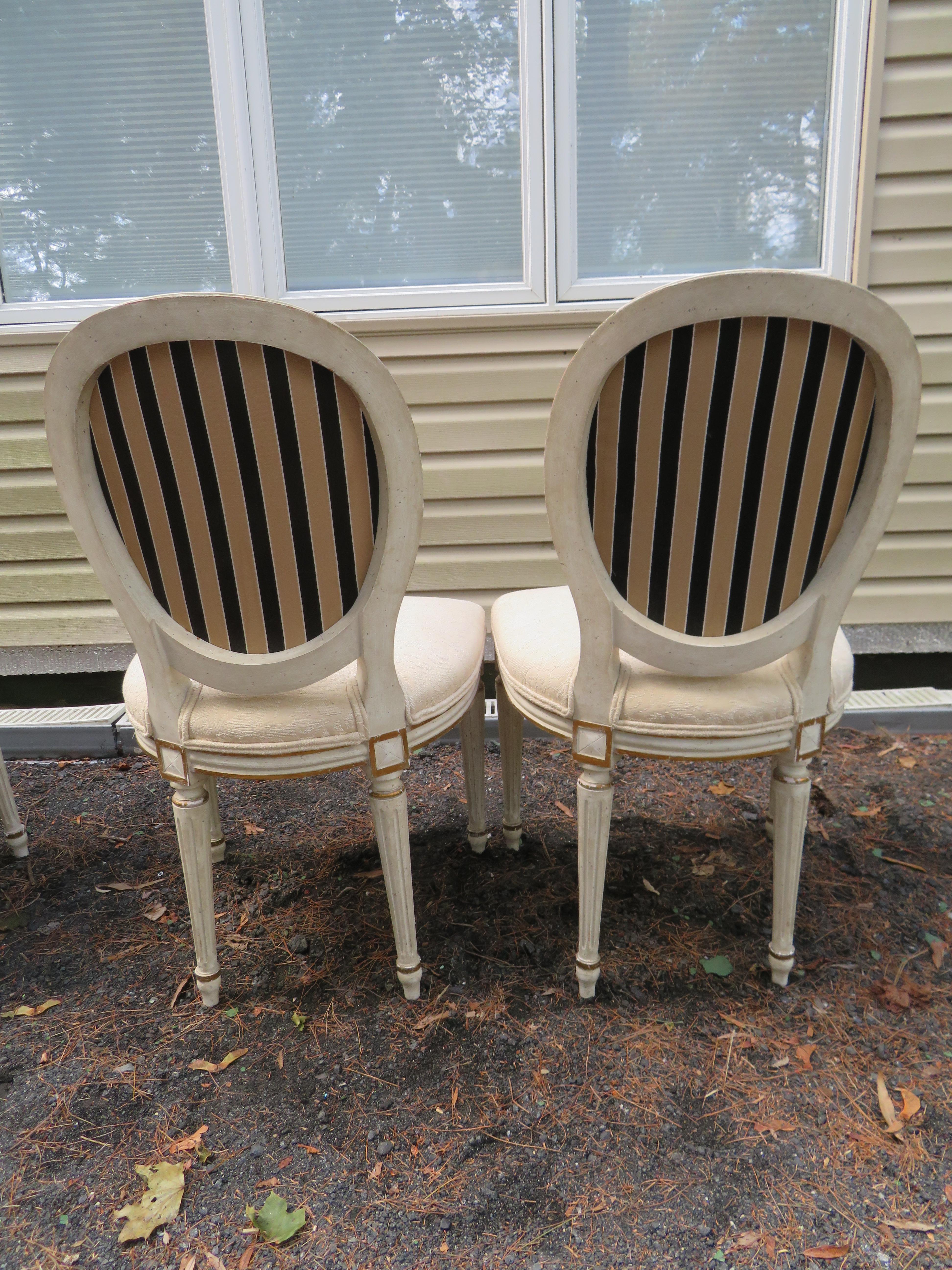 Lovely Set 8 Dorothy Draper style Fluted Leg Dining Chairs Hollywood Regency In Good Condition For Sale In Pemberton, NJ