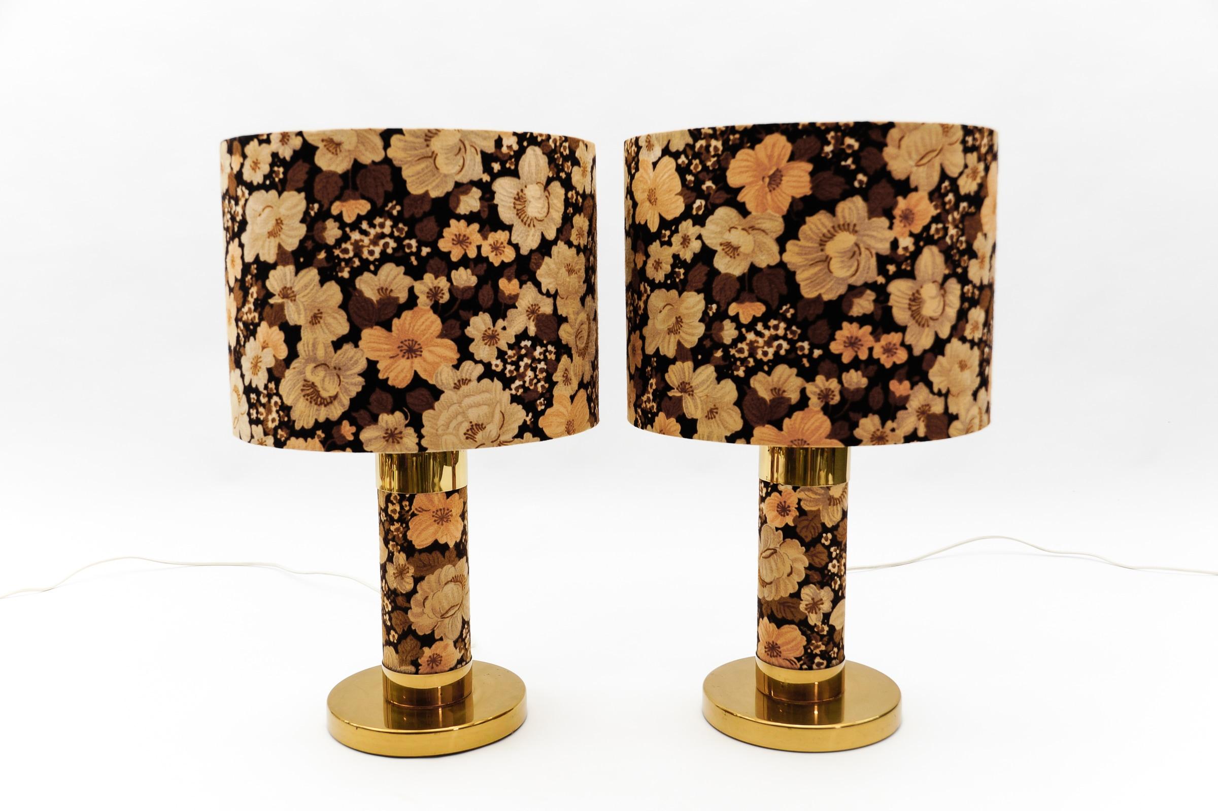 Lovely Set of 2 Floral Table Lamps in Hollywood Regency Style, 1960s


Both the lampshades and the lamp bases are covered with a soft velour upholstery fabric. 

Fabric and brass.
  
This set of two table lamps requires E27 bulbs with an EU plug.
 