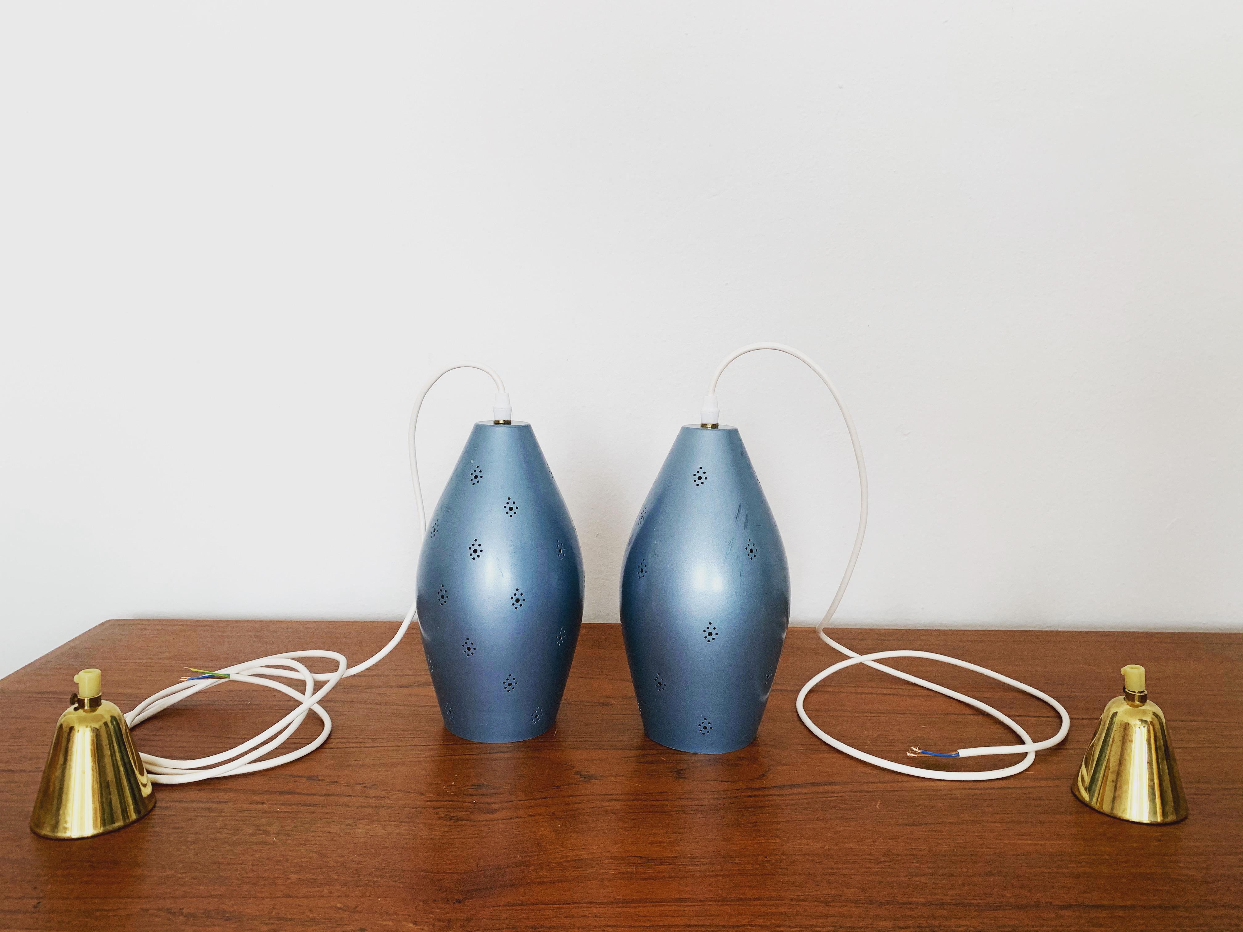 Grazioso set di 2 lampade a sospensione blu traforate in vendita 3