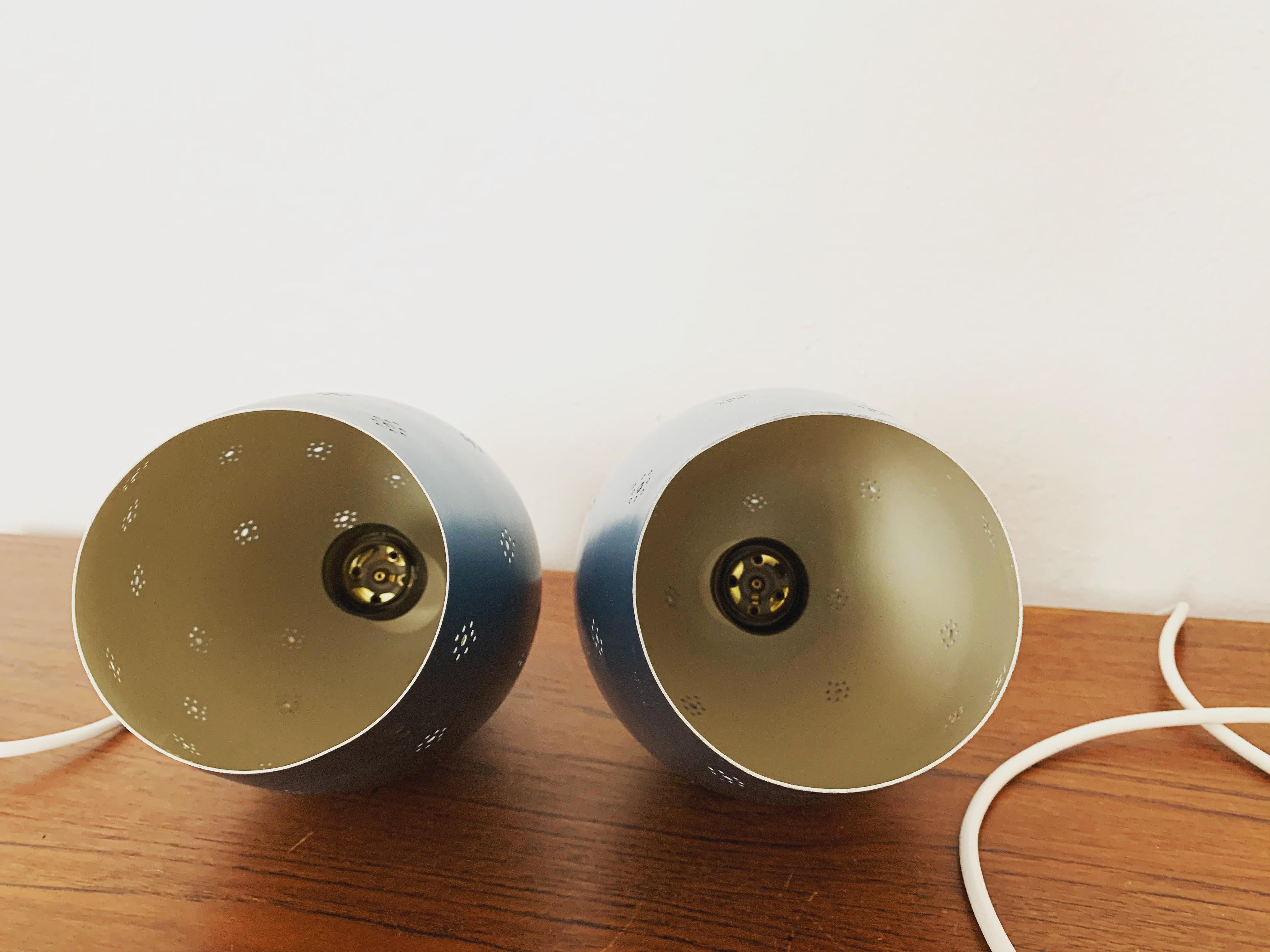 Grazioso set di 2 lampade a sospensione blu traforate in vendita 5