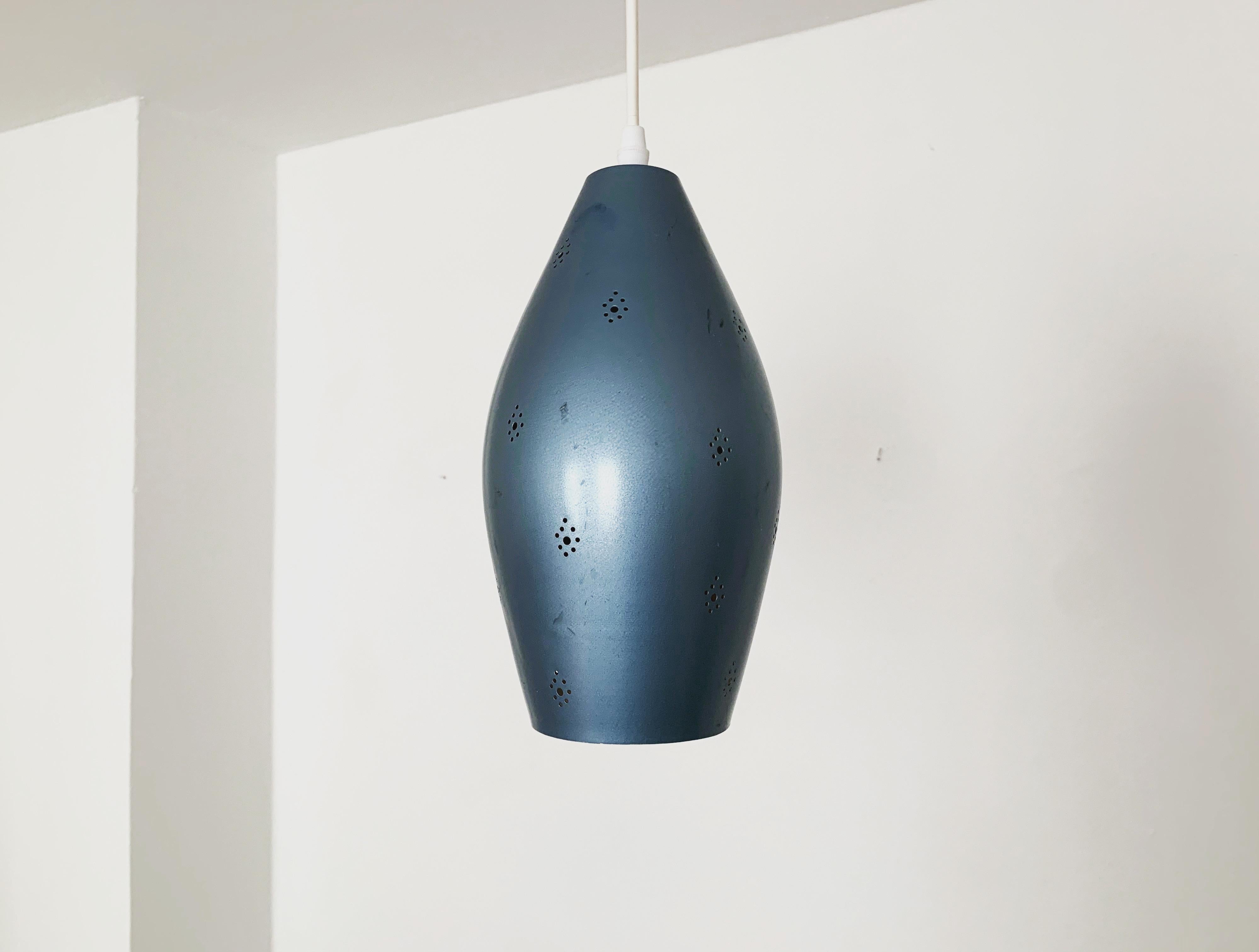 Bellissime lampade a sospensione blu con motivo decorativo a fori degli anni '50.
L'effetto luce è estremamente bello.
Il design e i dettagli molto curati creano uno spettacolare gioco di luci nella stanza.

Condizioni:

Condizioni vintage molto