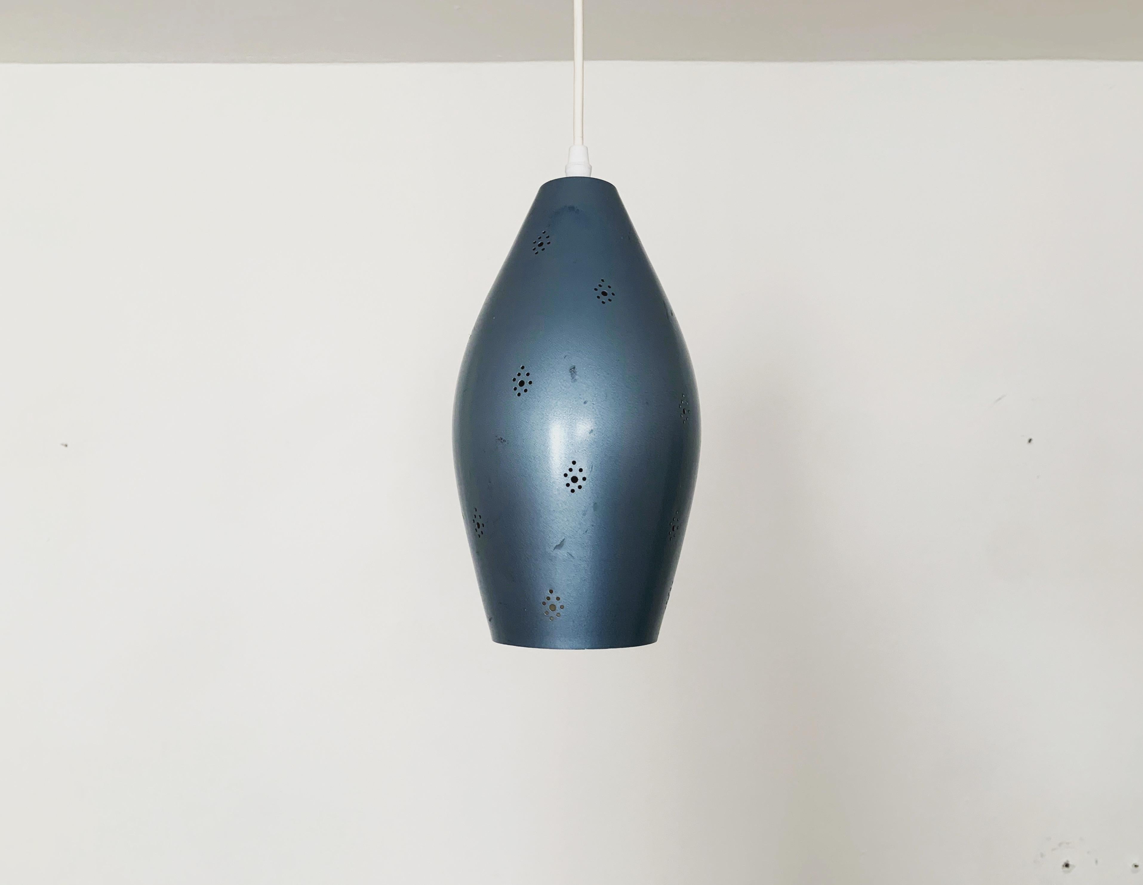 Mid-Century moderno Grazioso set di 2 lampade a sospensione blu traforate in vendita