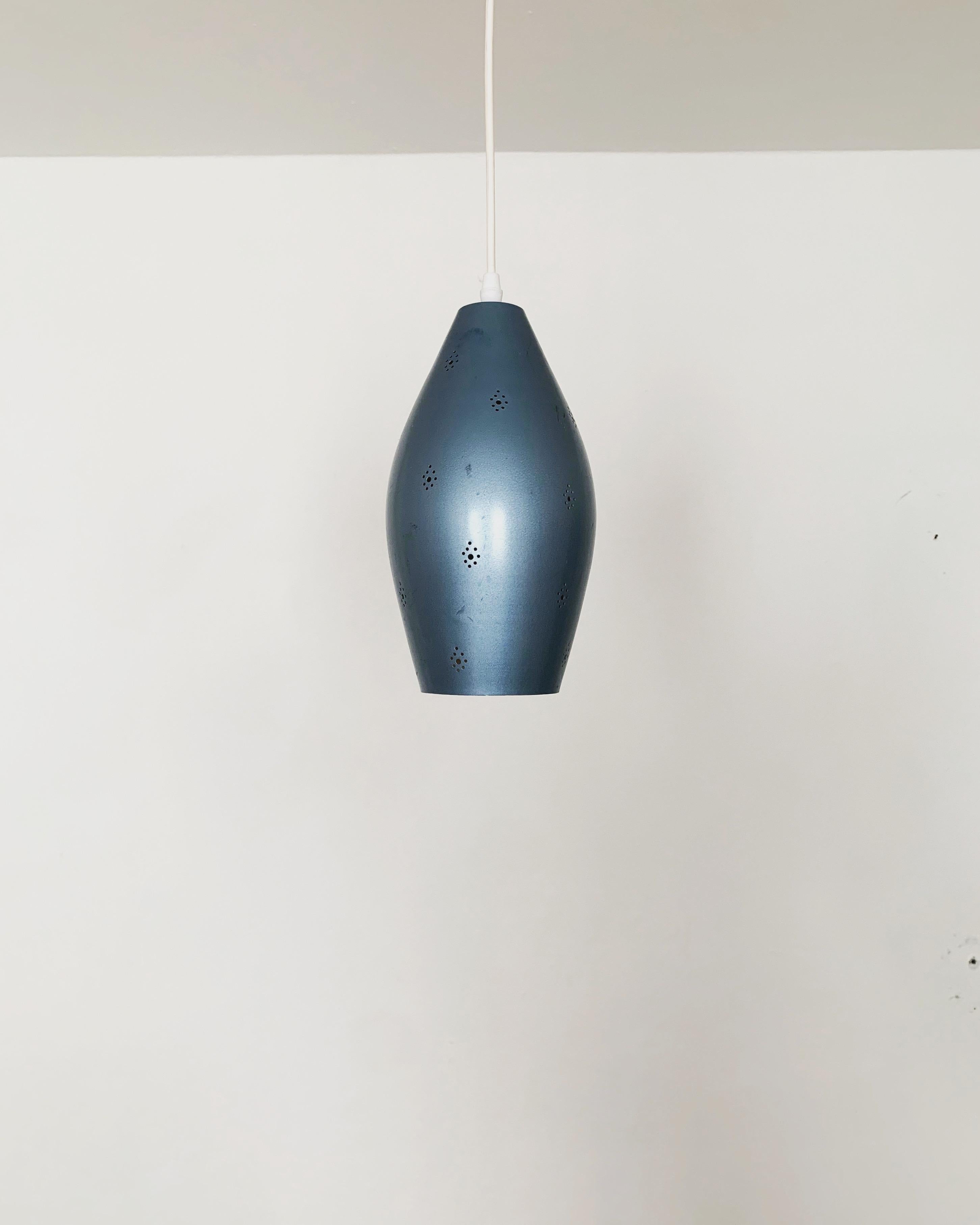 Tedesco Grazioso set di 2 lampade a sospensione blu traforate in vendita