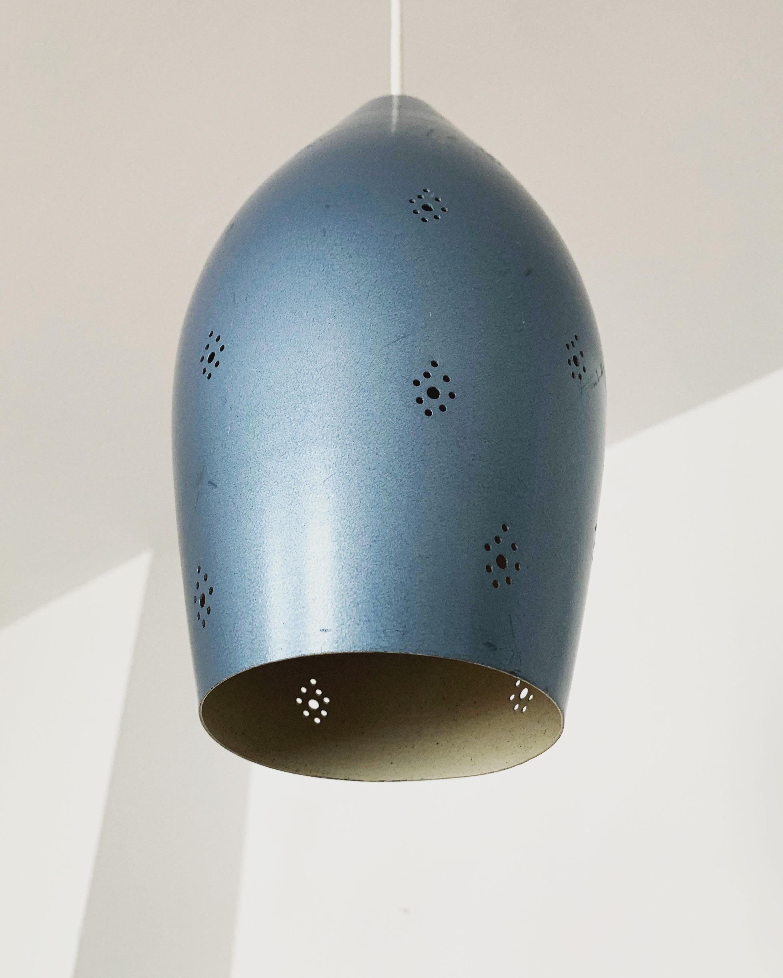 Metà XX secolo Grazioso set di 2 lampade a sospensione blu traforate in vendita