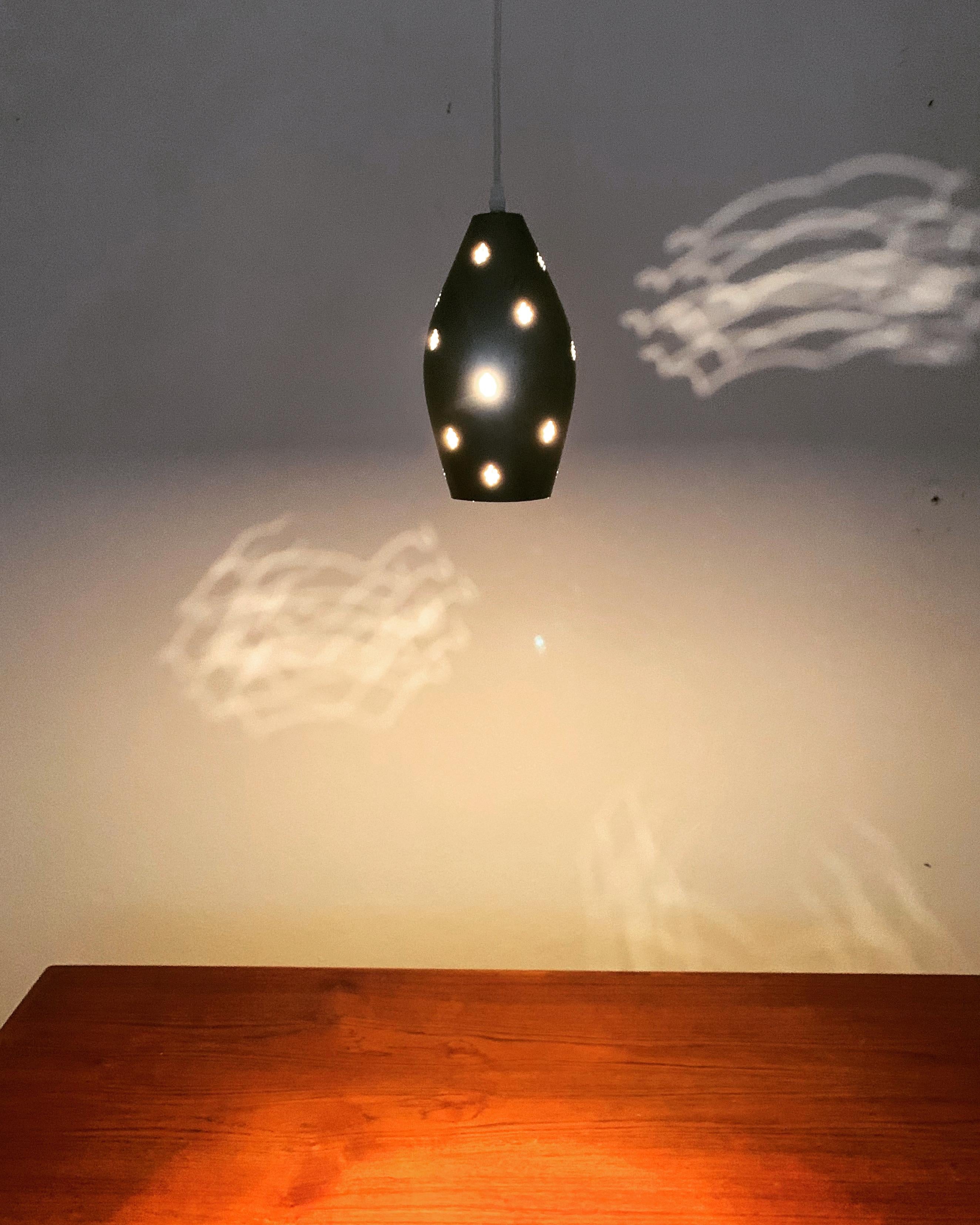 Grazioso set di 2 lampade a sospensione blu traforate in vendita 1