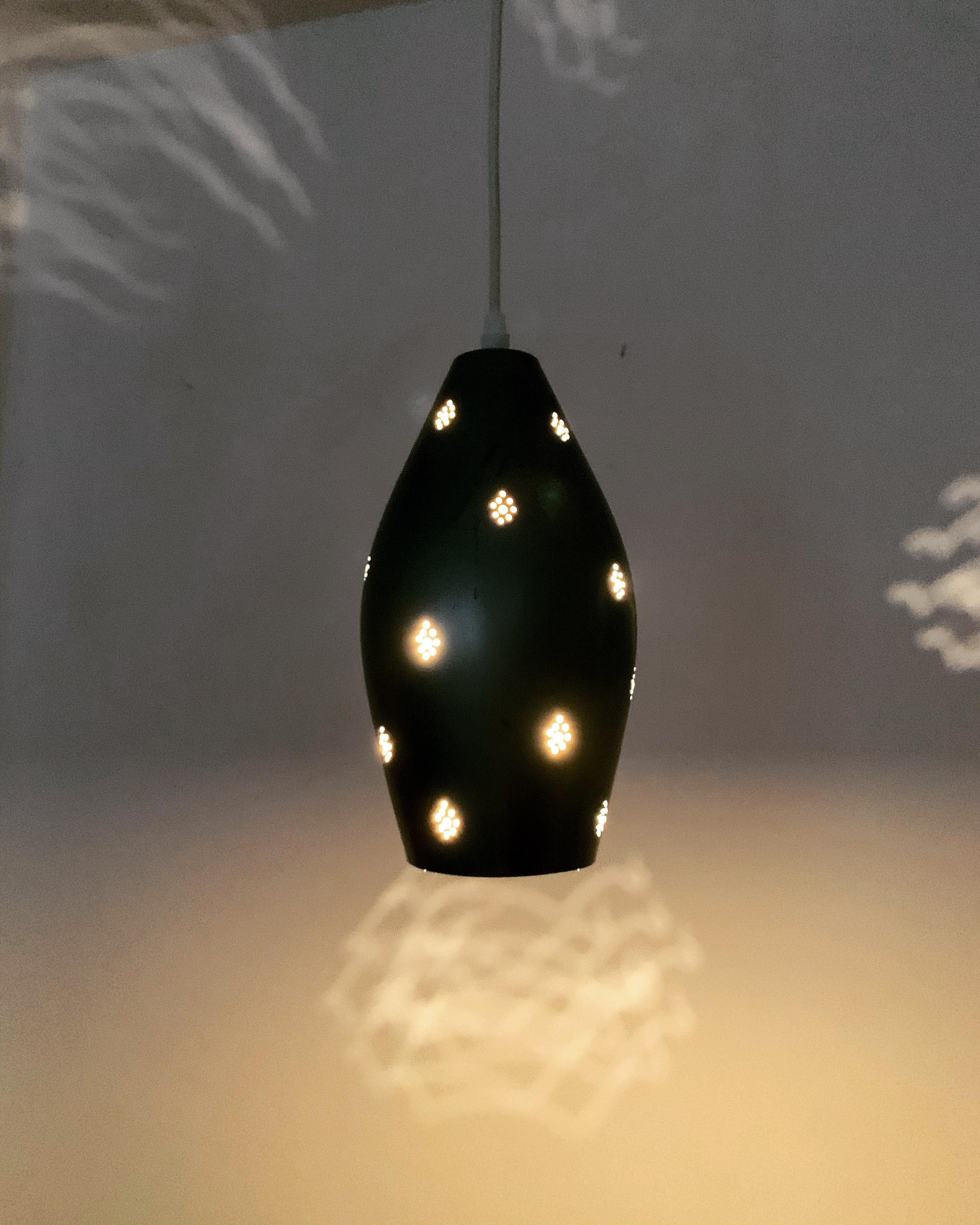 Grazioso set di 2 lampade a sospensione blu traforate in vendita 2